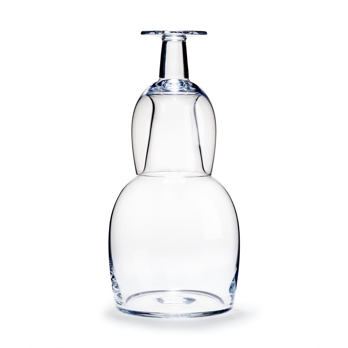 Aldo Bakker, Jarra de cristal 2021 + 1 vaso para Karakter 

Desde que se diseñó en 2000, la Jarra de Cristal ha estado oculta en el archivo de prototipos de Aldo Bakker. El fondo ancho de la jarra, que se convierte en un cuello muy fino, crea una