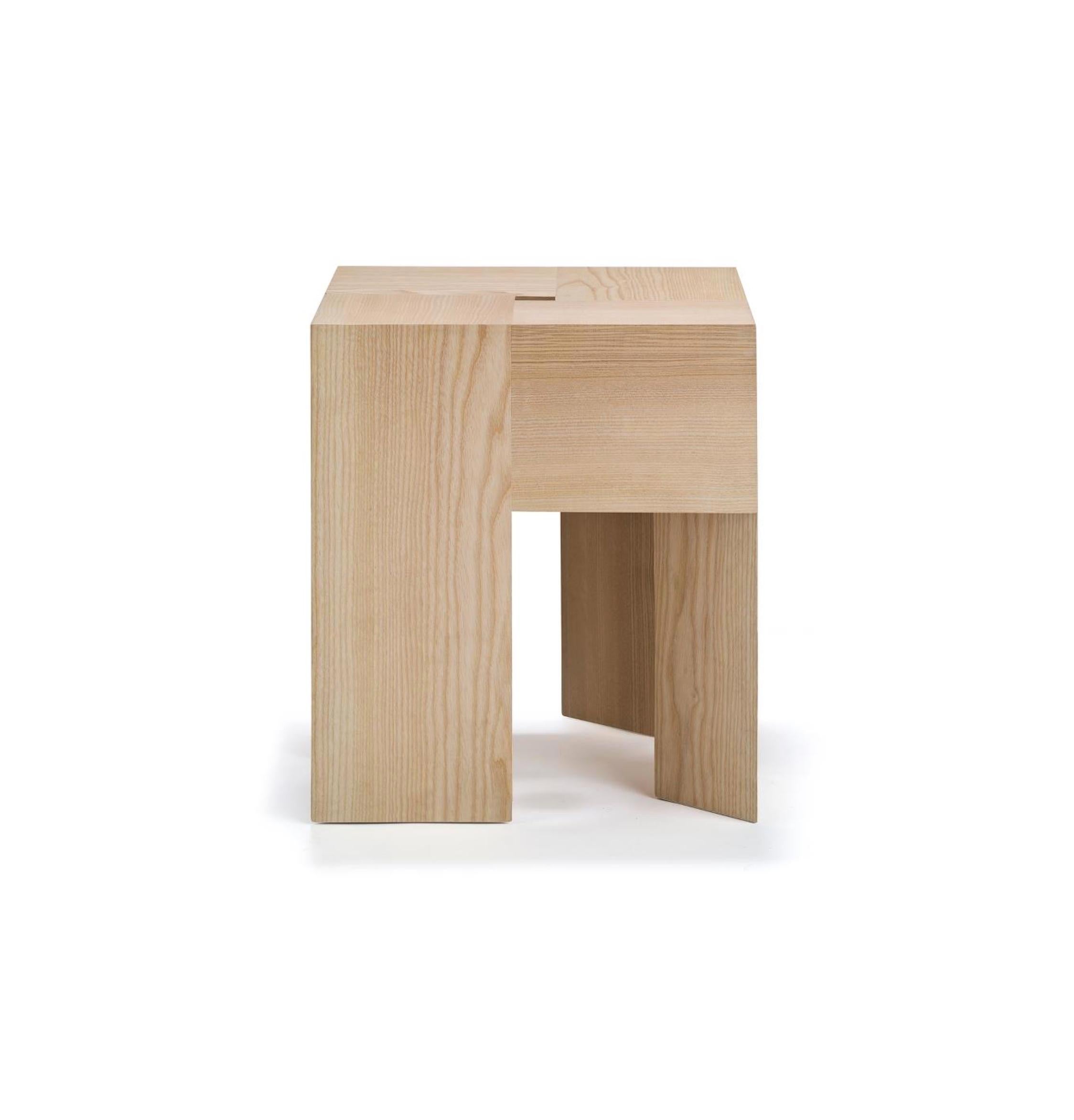 XXIe siècle et contemporain Tabouret ou table d'appoint Triangle d'Aldo Bakker en bois par Karakter en vente