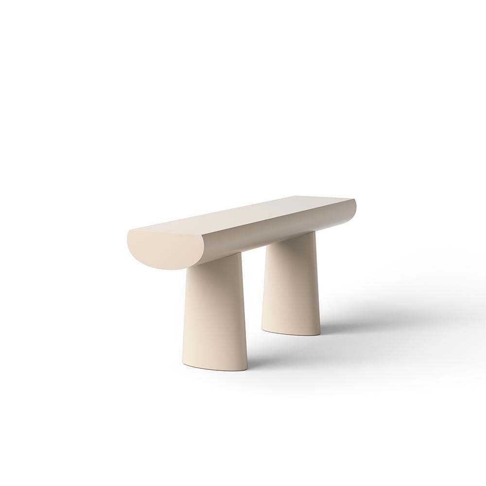 Voici l'étonnante table console en bois Aldo Bakker de couleur abricot par Karakter - une pièce qui ne manquera pas d'élever n'importe quelle pièce de votre maison à un nouveau niveau de sophistication et de style. Cette table console est un
