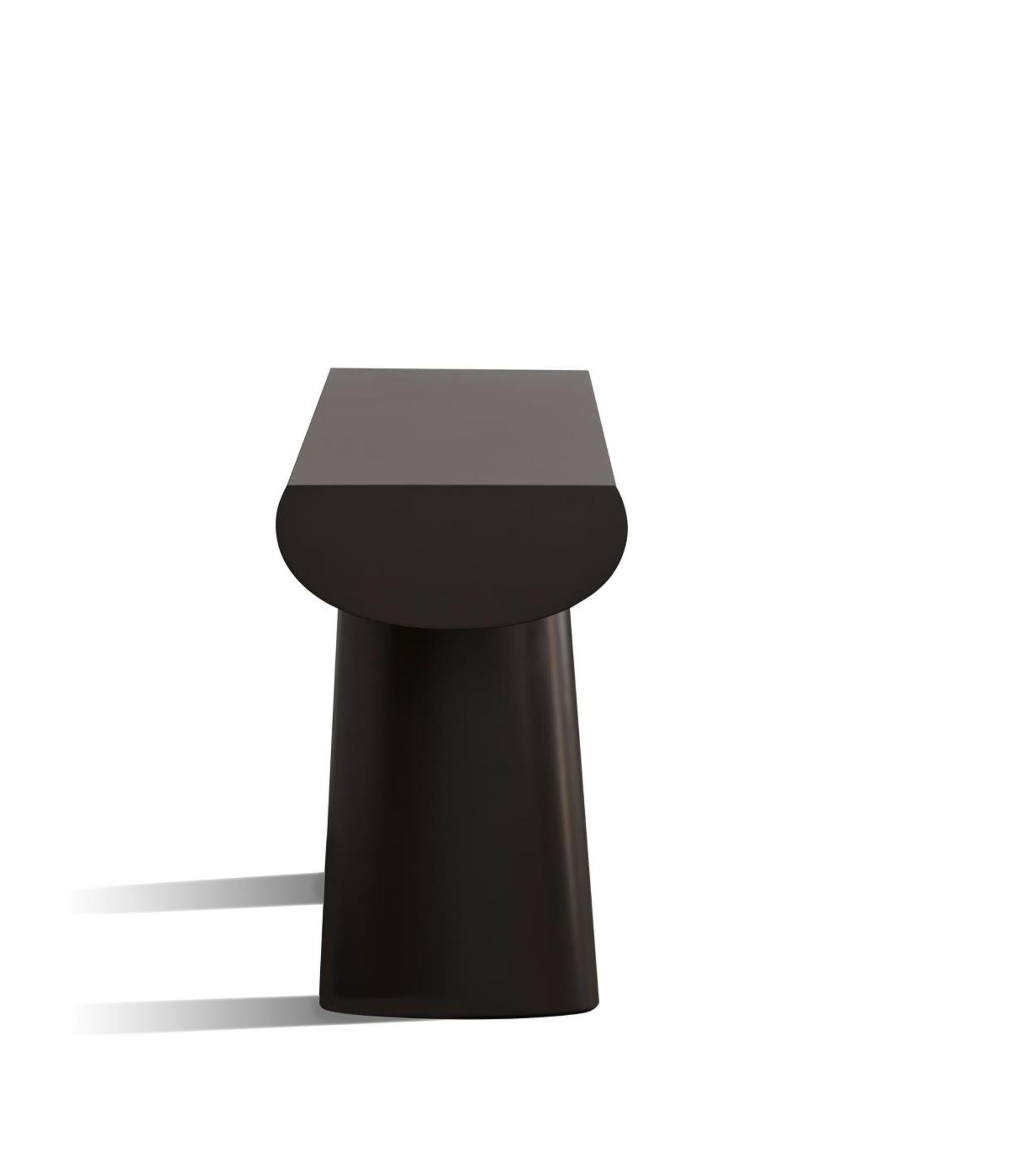 Table console conçue par Aldo Bakker en 2017. 

Matériau :
HI-MACS

Couleur :
Mocca

Finition :
Laqué mat et soyeux.