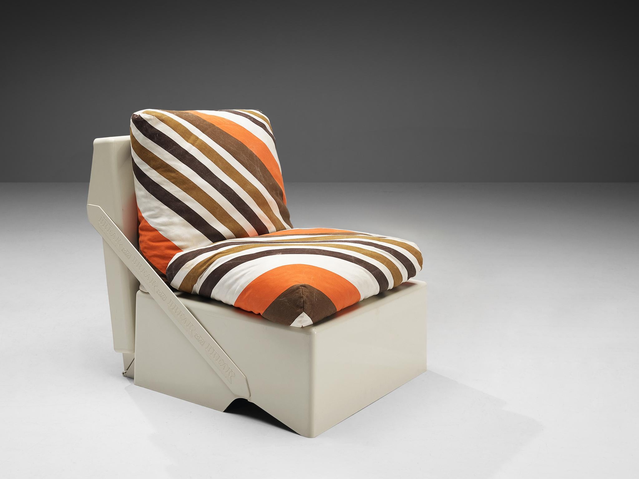 Aldo Barberi pour Rossi di Albizzate, chaise longue pliante 'Break', plastique, tissu, Italie, années 1970

Ce modèle exceptionnel de chaise longue pliante portable a été conçu par le designer italien Aldo Barberi pour sa série intitulée 