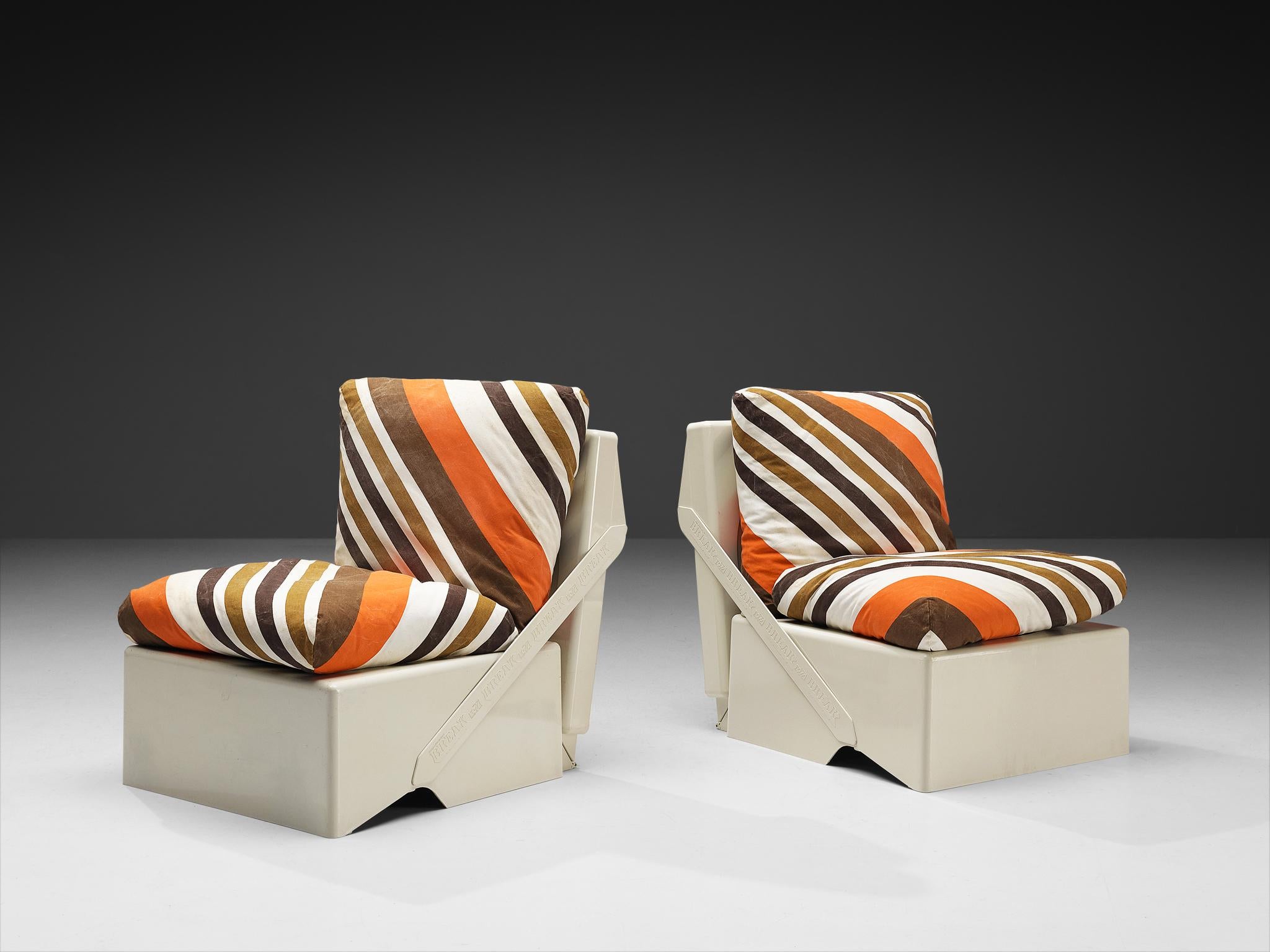 Aldo Barberi for Rossi di Albizzate, ‘Break’ folding lounge chairs, plastic, fabric, Italy, 1970s

This exceptional design of portable folding lounge chairs is designed by the Italian designer Aldo Barberi for his series called ‘Break’. This design