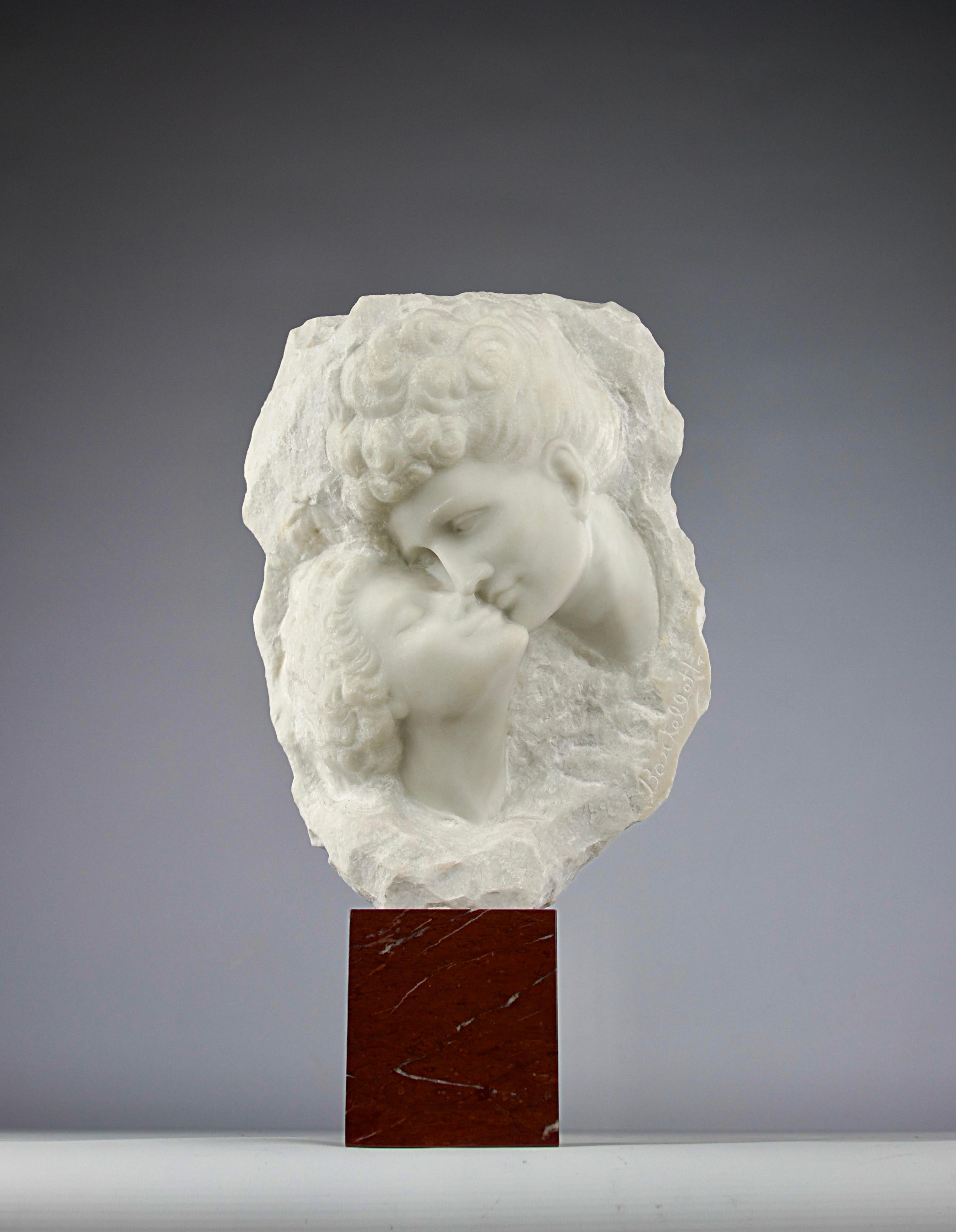 Superb sculptural representation of two lovers kissing by Aldo Bartelletti (1898-1976) in Carrara marble on a griotte coloured marble base. Italy, early 20th century.

Very good condition. 

Dimensions in cm ( H x L x l ) : 28 x 23 x 13 
Total