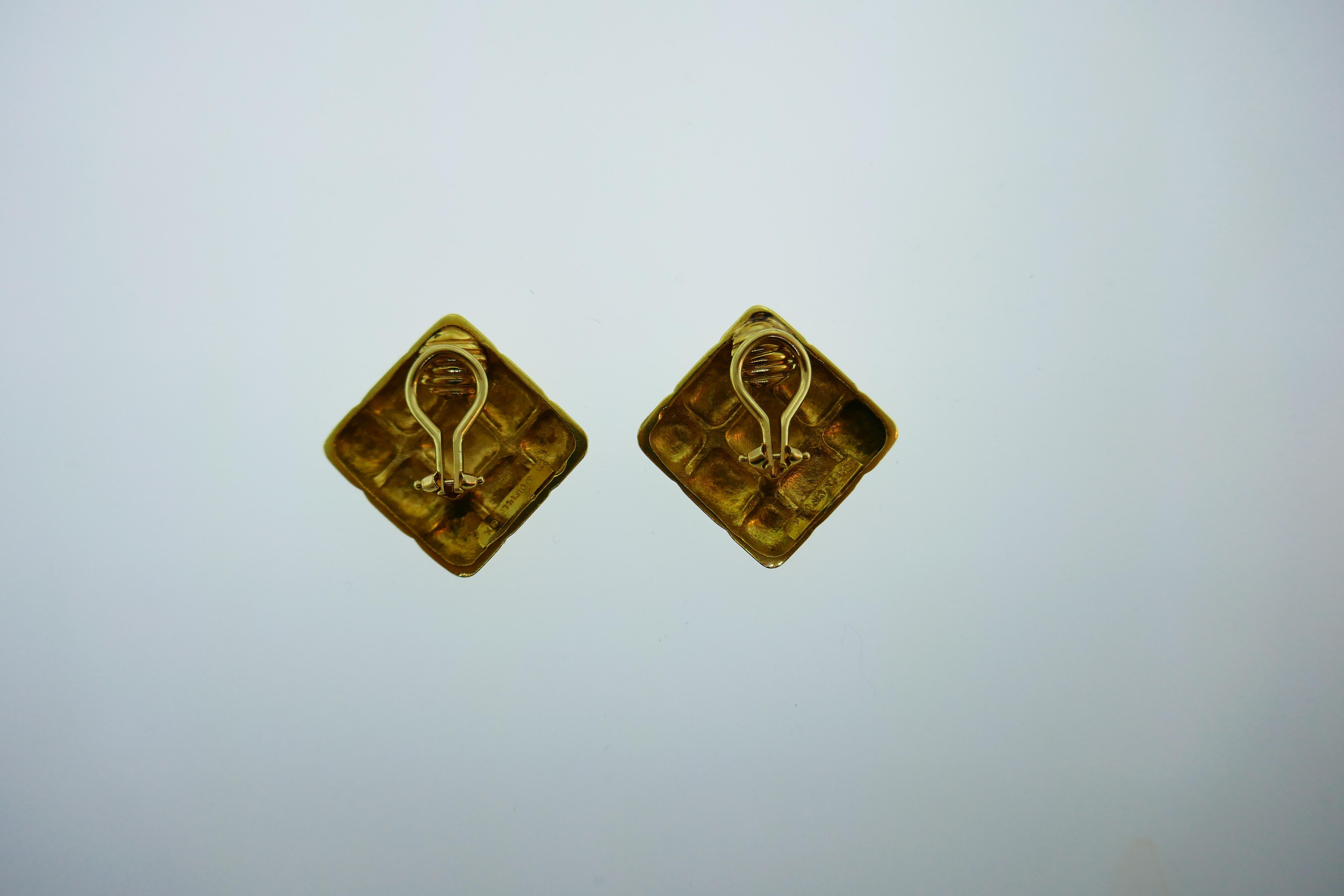 Women's or Men's Aldo Cipullo 18 Karat Yellow Gold Quilted Clip-On Earrings Vintage, circa 1970s