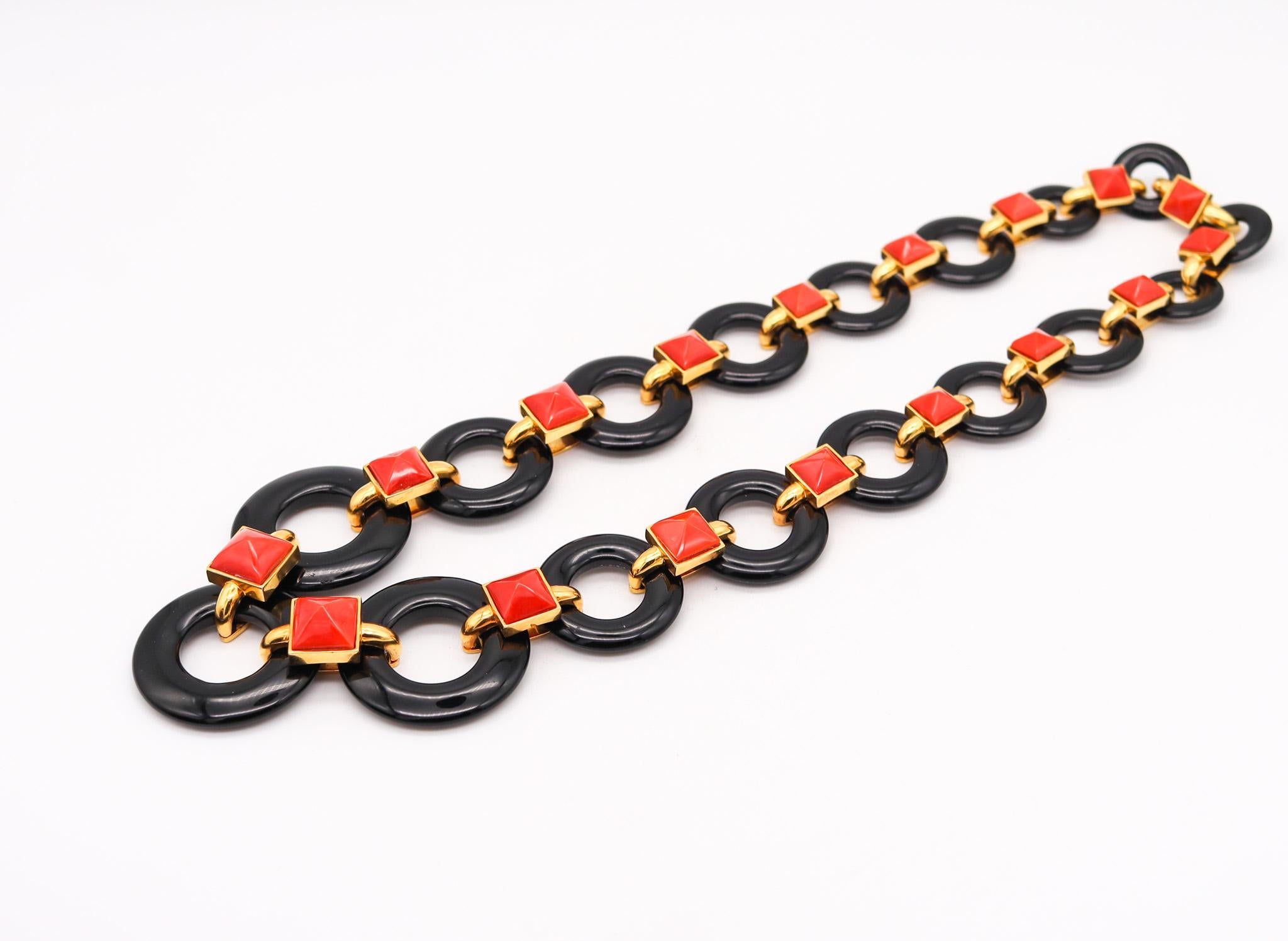 Abgestufte Halskette aus 18 Karat Gelbgold mit roter Koralle und Onyx von Aldo Cipullo, 1970 (Modernistisch) im Angebot