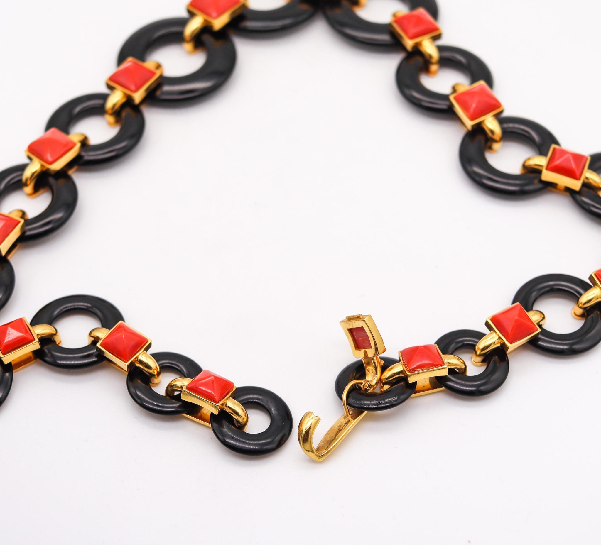 Modernist Aldo Cipullo 1970 Graduated Necklace in 18kt Yellow Gold with Red Coral and Onyx For Sale