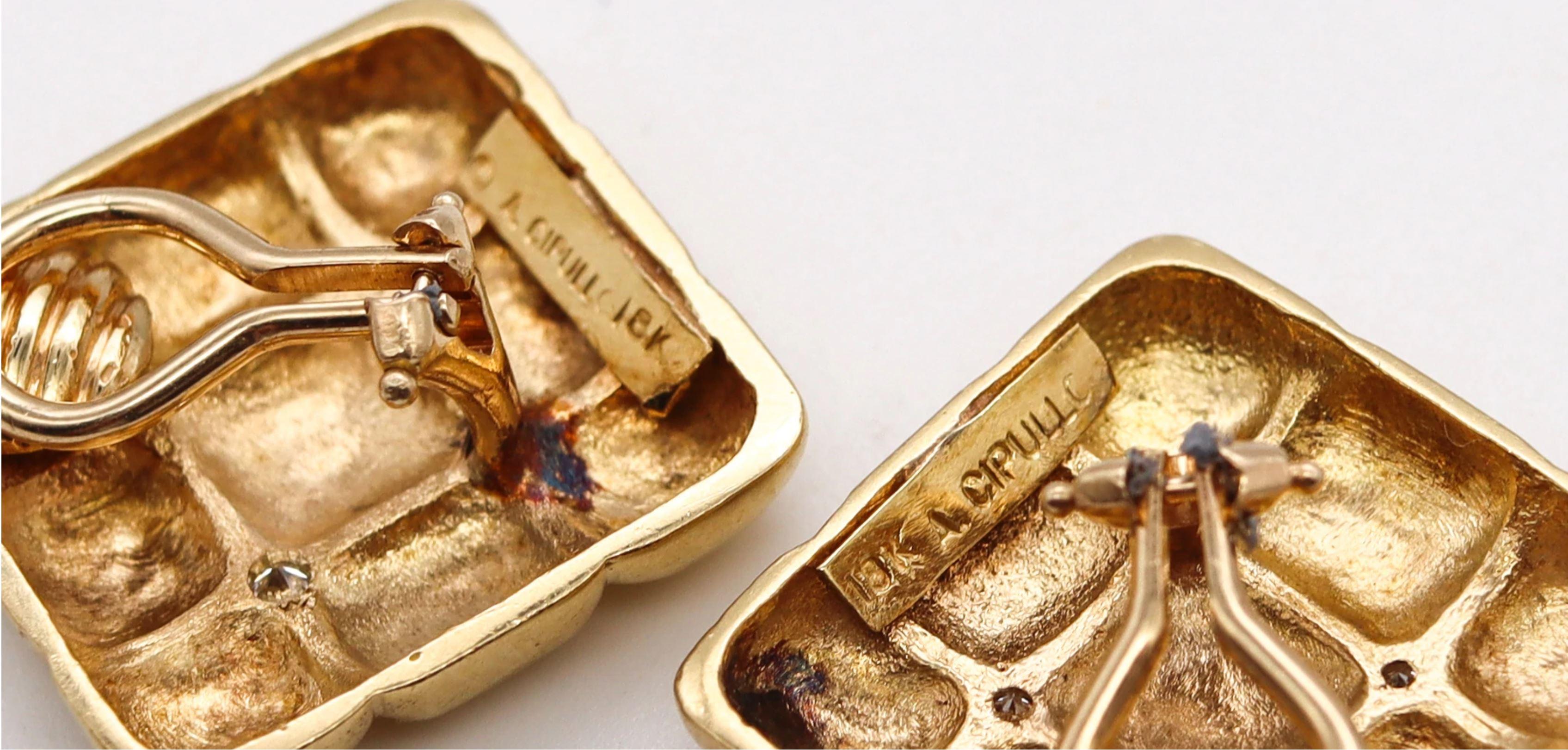 Aldo Cipullo Clips d'oreilles matelassés en or jaune 18 carats avec diamants, New York, 1970 Excellent état - En vente à Miami, FL