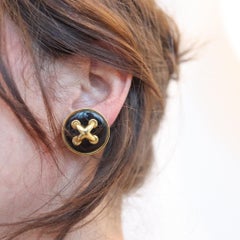 ALDO CIPULLO 1973 Ohrclips mit Knoten und Clips aus 18 Karat Gold mit Onyxen.