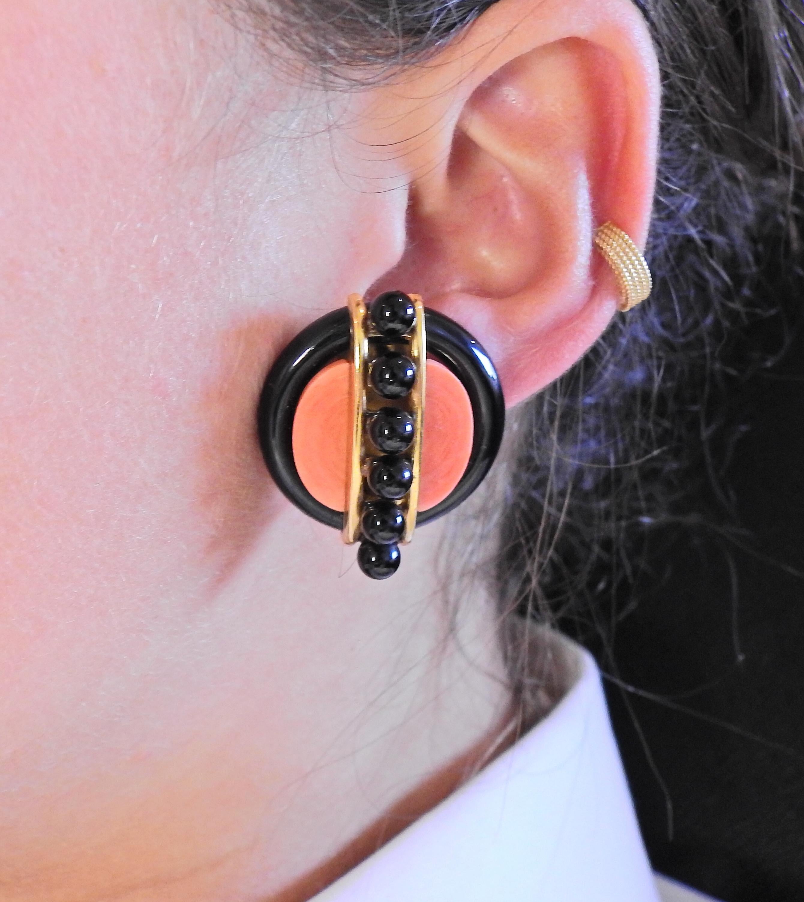 Aldo Cipullo - Boucles d'oreilles or corail onyx en vente 1