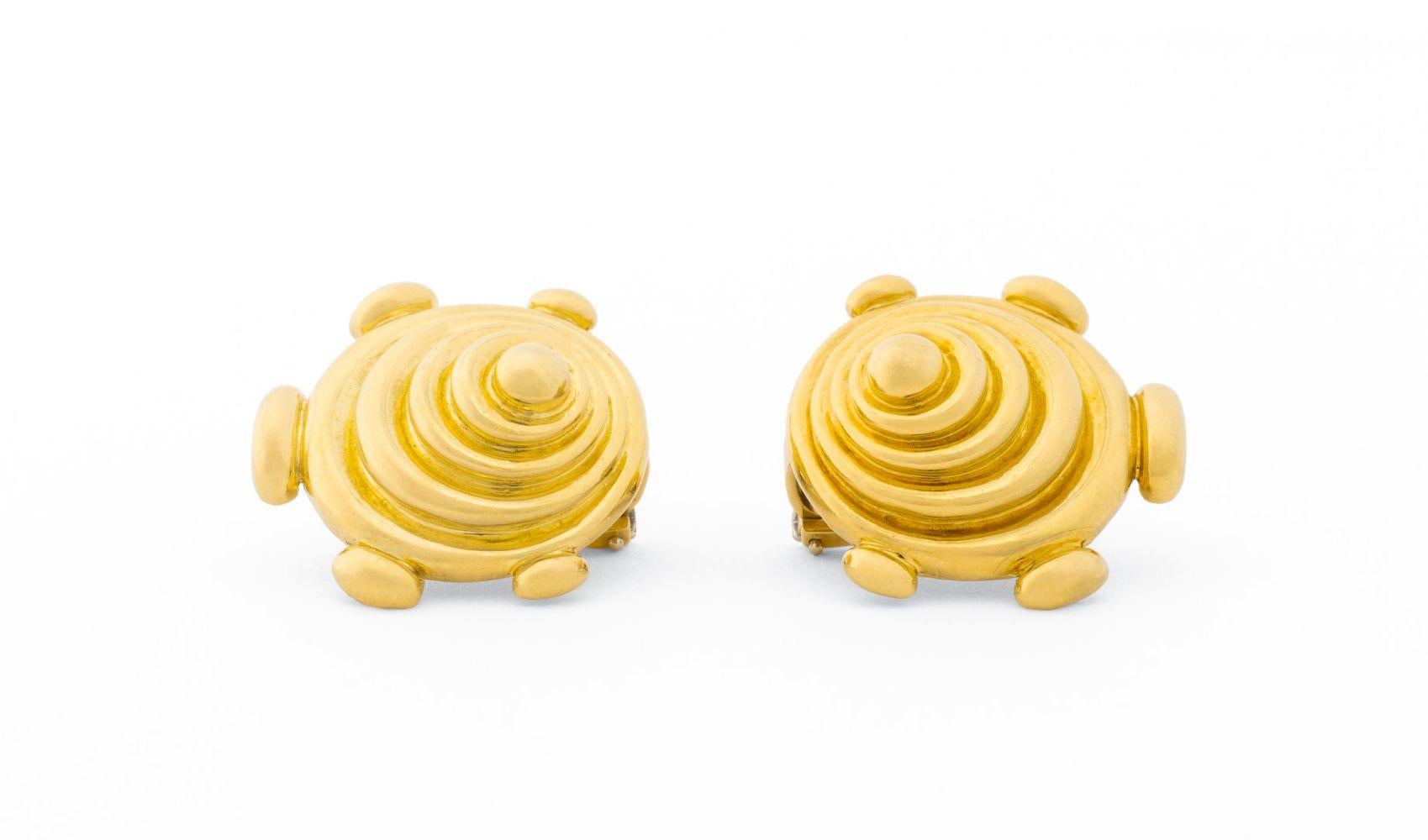 Paire de boucles d'oreilles en or jaune 18K de Cartier, présentant un dôme en spirale, polies brillamment, portées sur des lobes d'oreilles percés avec des tenons et des dos en oméga, marquées : 