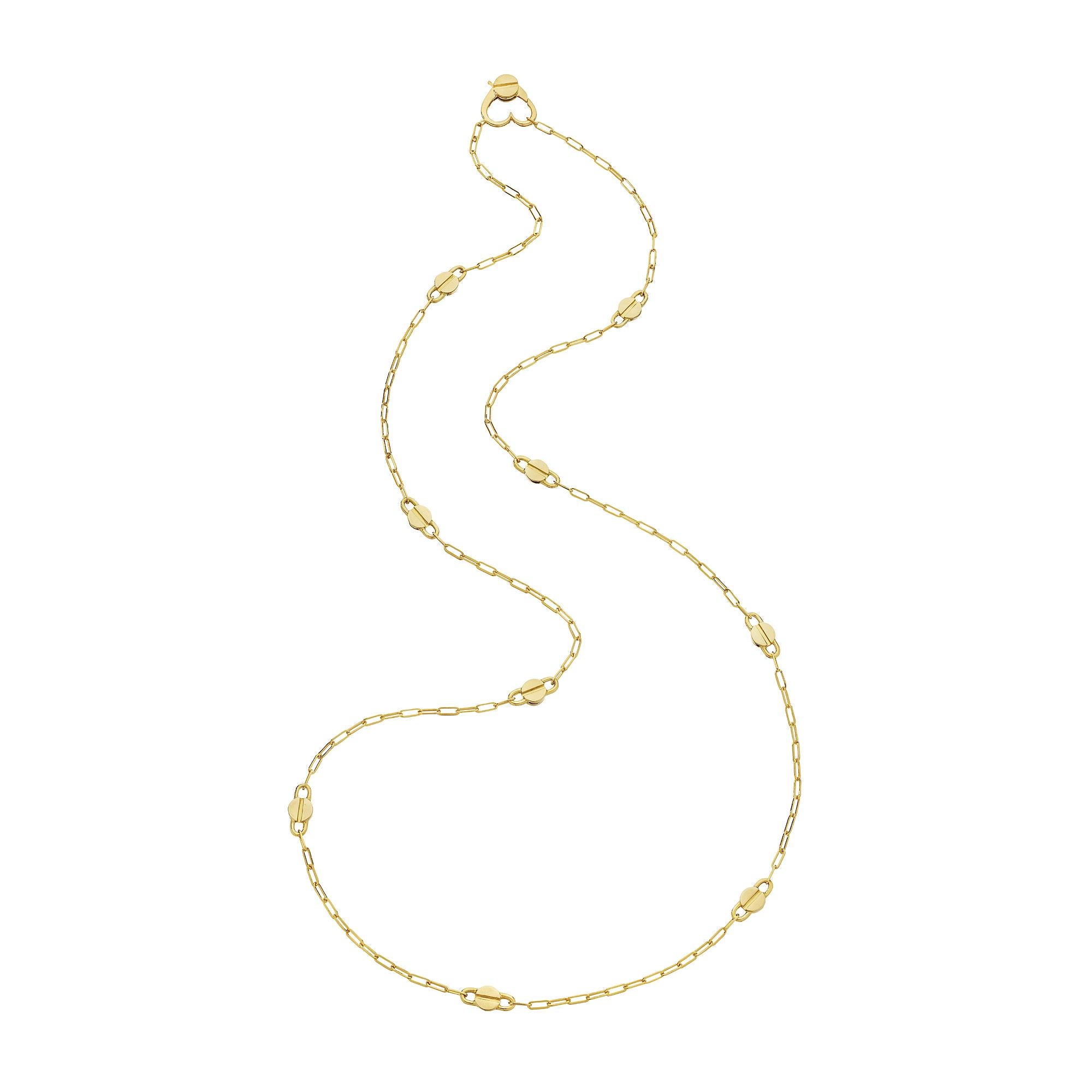 Portez votre amour sur une chaîne pour que tout le monde puisse le voir avec ce collier à maillons iconiques moderniste en or 18 carats d'Aldo Cipullo, d'une longueur de 36 pouces, avec fermeture en forme de cœur.  Signé A. Cipullo.  Circa 1975.