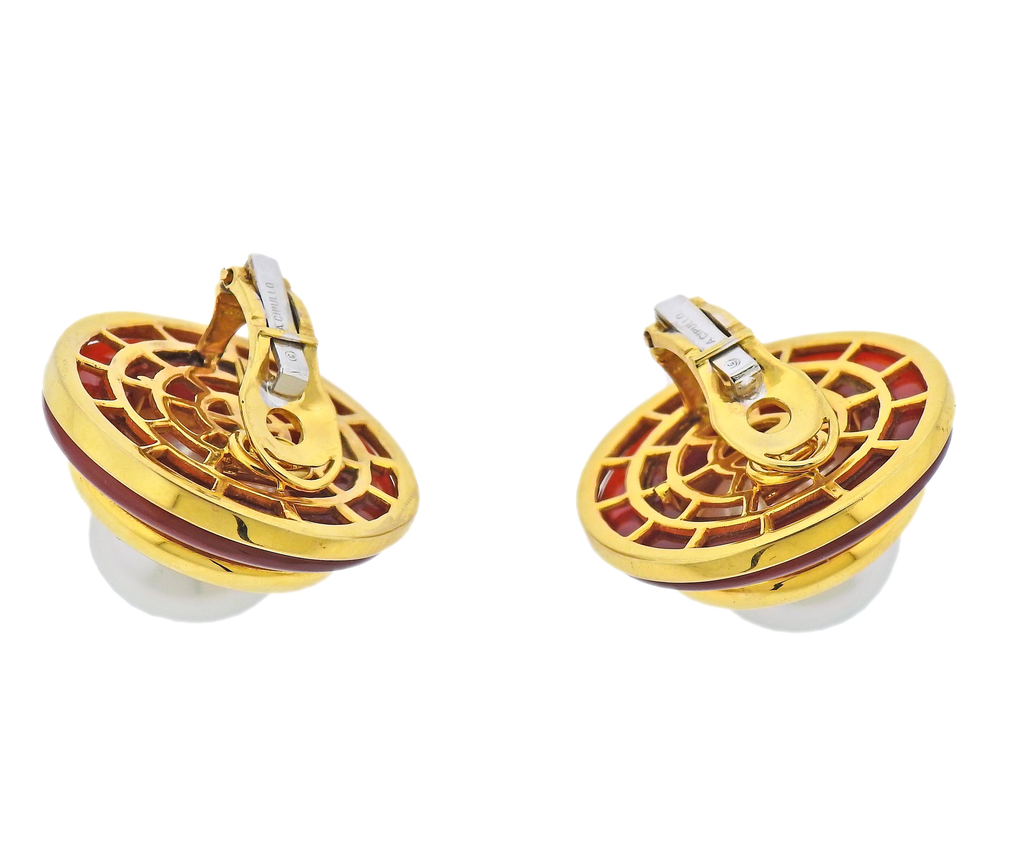 Ein Paar große Ohrringe von Aldo Cipullo aus den 1970er Jahren, gefasst in 18-karätigem Gold, mit 16,5 mm großen Südseeperlen und Karneol in der Mitte. Die Ohrringe haben einen Durchmesser von 29 mm. Gezeichnet: A. Cipullo. Gewicht - 58,3 Gramm. 