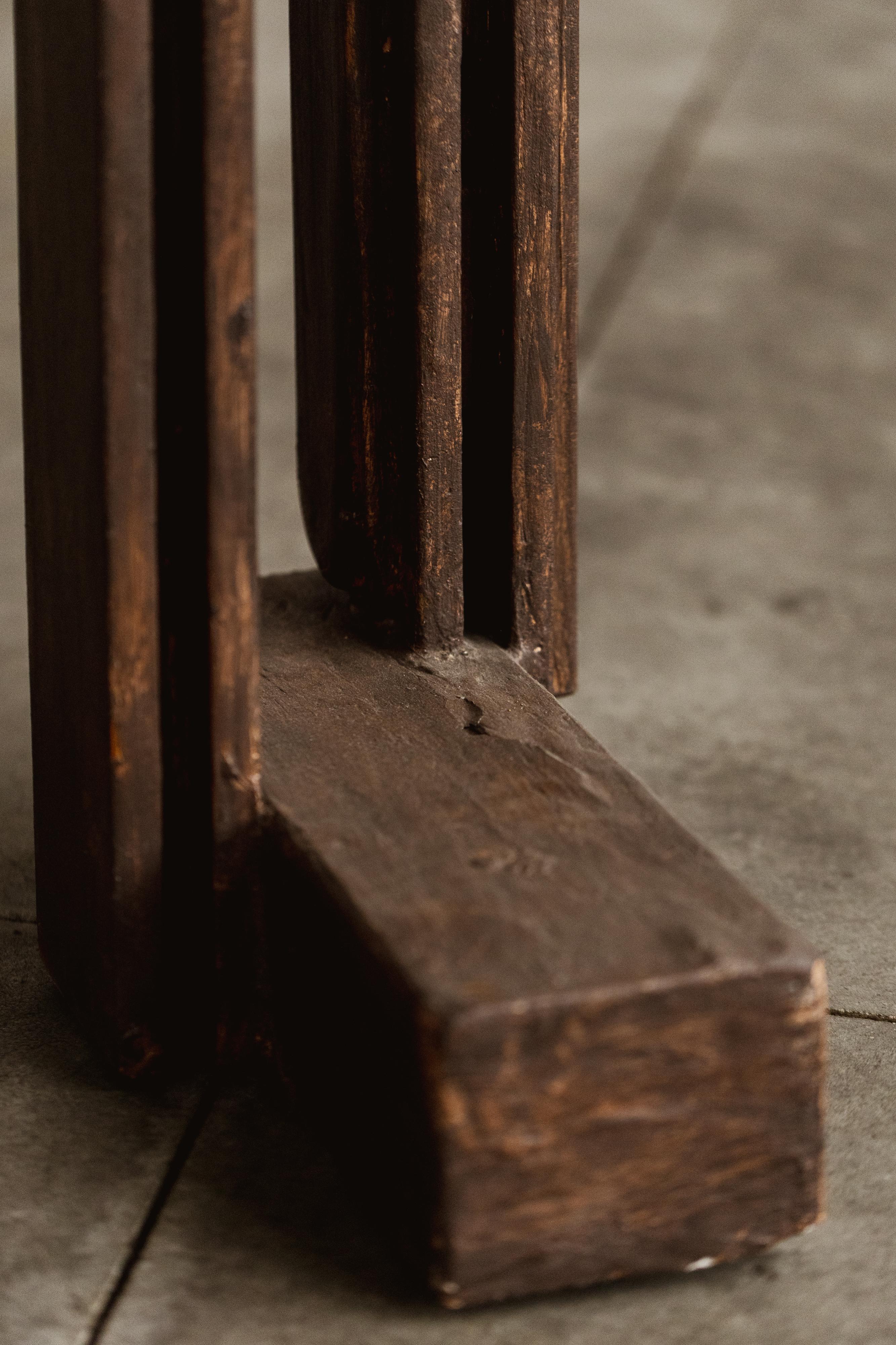 Italiano Totem scultoreo in legno verniciato di Aldo Guarnieri, 1970 in vendita