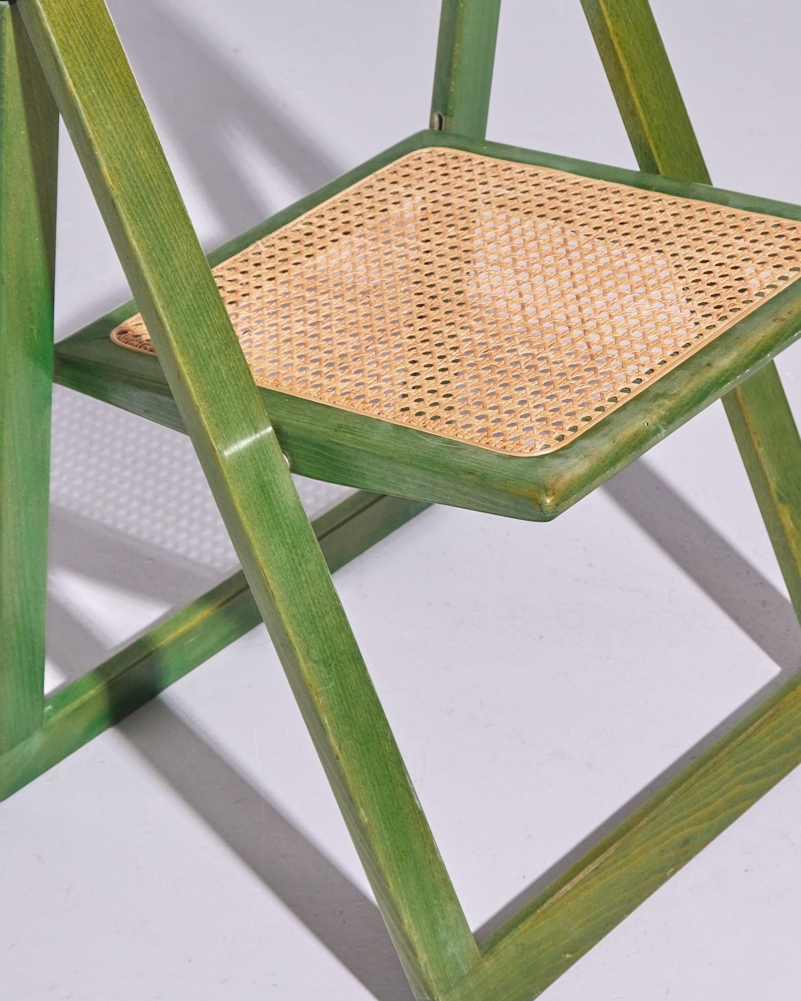 Sedia pieghevole nello stile di Aldo Jacober e Pierangela d'Aniello, disegnata in Italia, anni '60 circa. La sedia presenta una struttura leggera in legno con un design distintivo in stile triestino, che incorpora linee pulite e semplicità