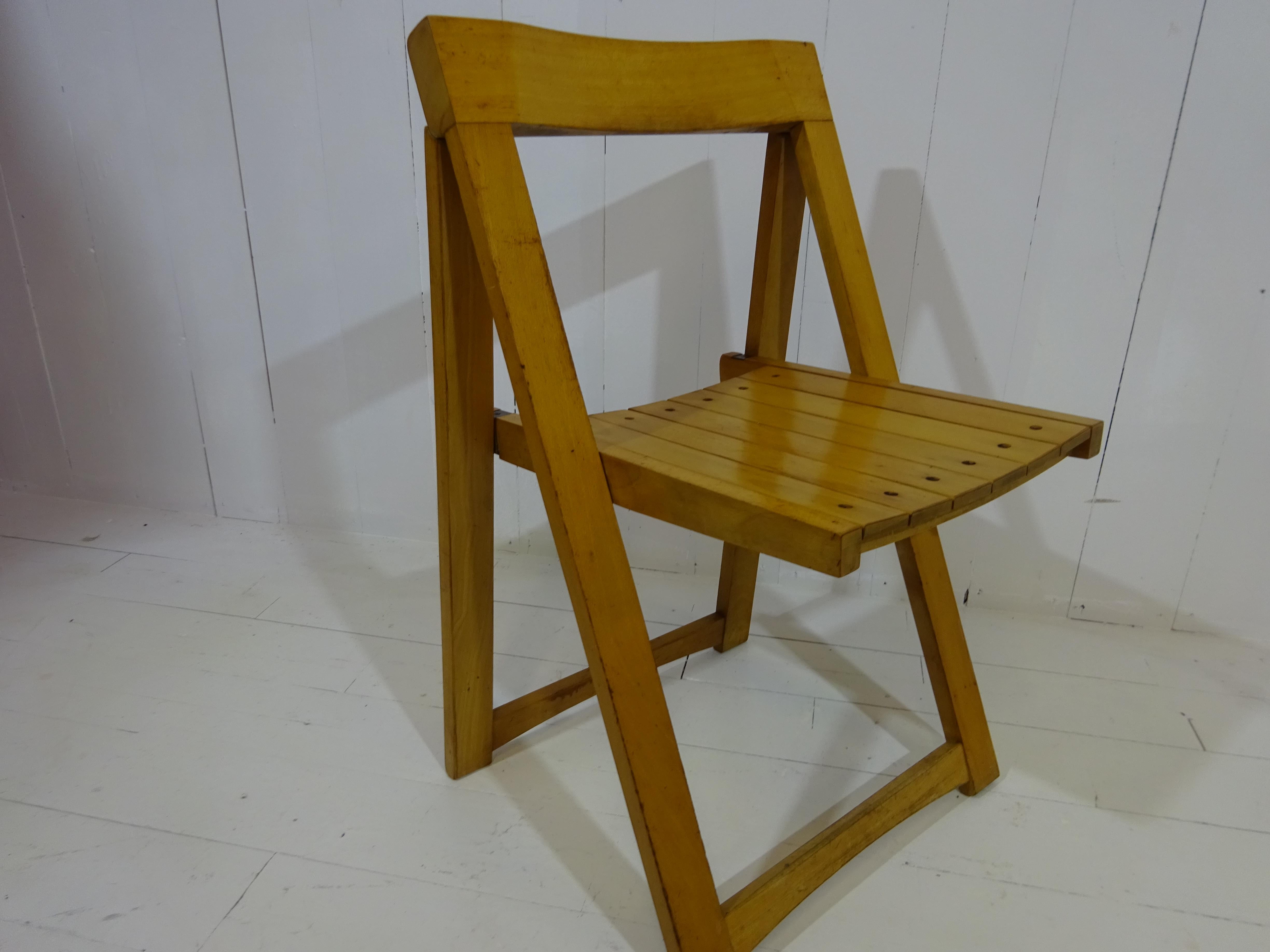 Faltbarer Stuhl von Aldo Jacober 

Eine Design-Ikone aus den 1960er Jahren! 

Klappstuhl nach italienischem Design von Aldo Jacober für Alberto Bazzani 1966. Er ist aus massiver Buche gefertigt, die schöne Patina des Holzes verleiht ihm