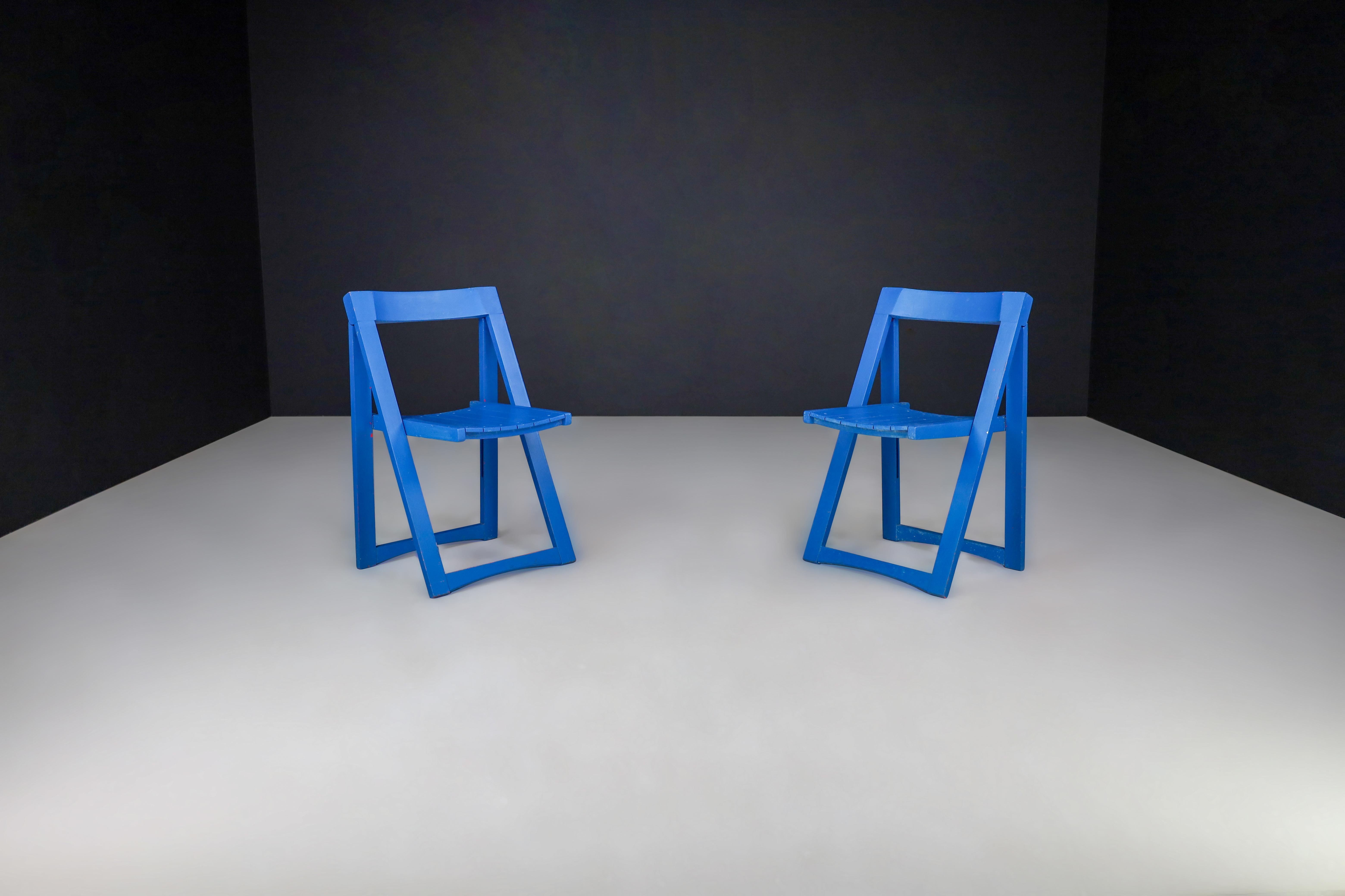 Aldo Jacober for Alberto Bazzani Red Painted Folding Chairs Italy 1960

These 2 folding chairs are made of high-quality beechwood with a patinated finish and painted in a striking shade of blue. They were designed by Aldo Jacober, a