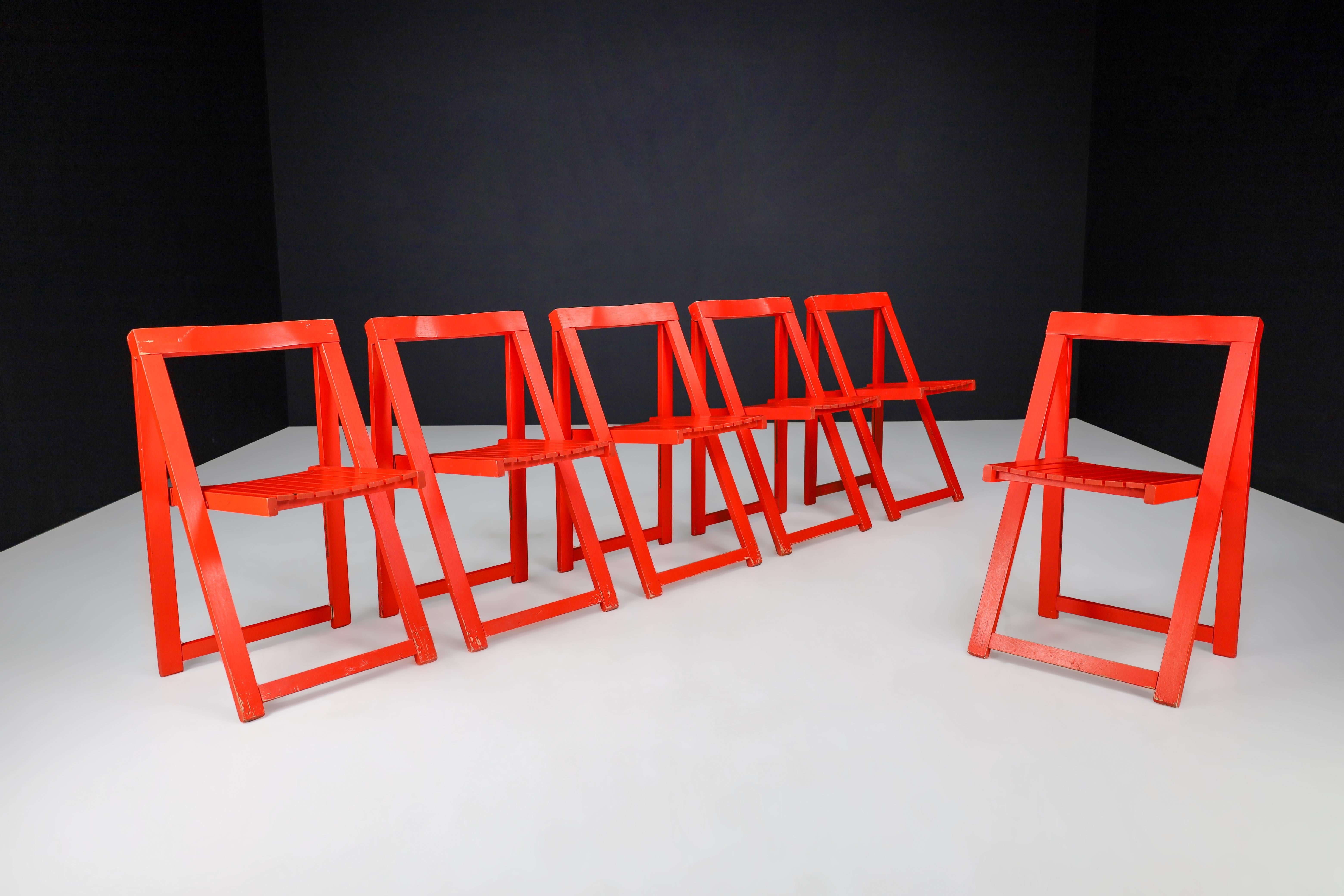 Aldo Jacober per Alberto Bazzani Sedie Foldes dipinte di rosso, Italia, 1960

Queste 12 sedie pieghevoli sono realizzate in legno di faggio di alta qualità con finitura patinata e dipinte in una sorprendente tonalità di rosso. Sono state
