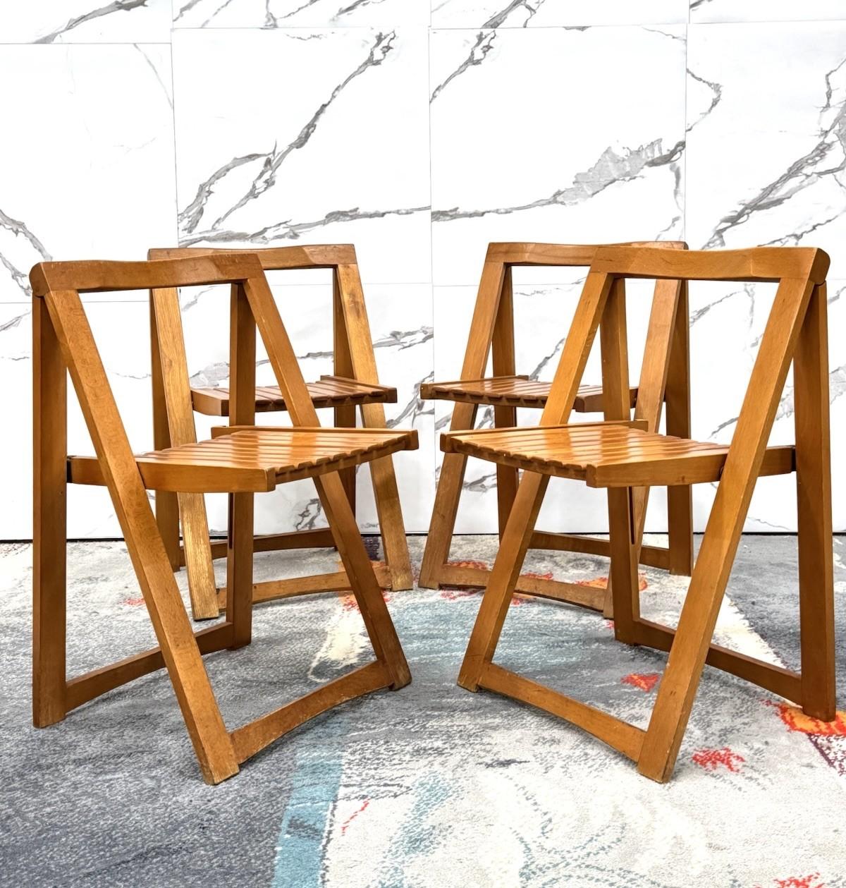 Iconico set di quattro sedie pieghevoli modello “Trieste”, disegnate da Aldo Jacober per Alberto Bazzani negli anni ’60.


Realizzate in legno massello, si caratterizzano per il design geometrico ed essenziale, con struttura a cavalletto e seduta