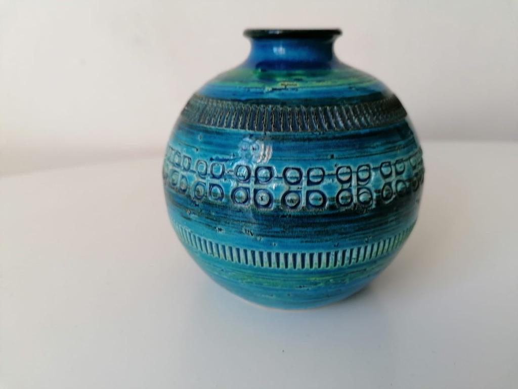 Cendrier émaillé bleu Rimini. Conçu par Aldo Londi, fabriqué en Italie par Bitossi Ceramiche dans les années 1950. Fabriqué à la main avec un design géométrique sculpté à la main dans un turquoise vibrant émaillé et un bleu cobalt.