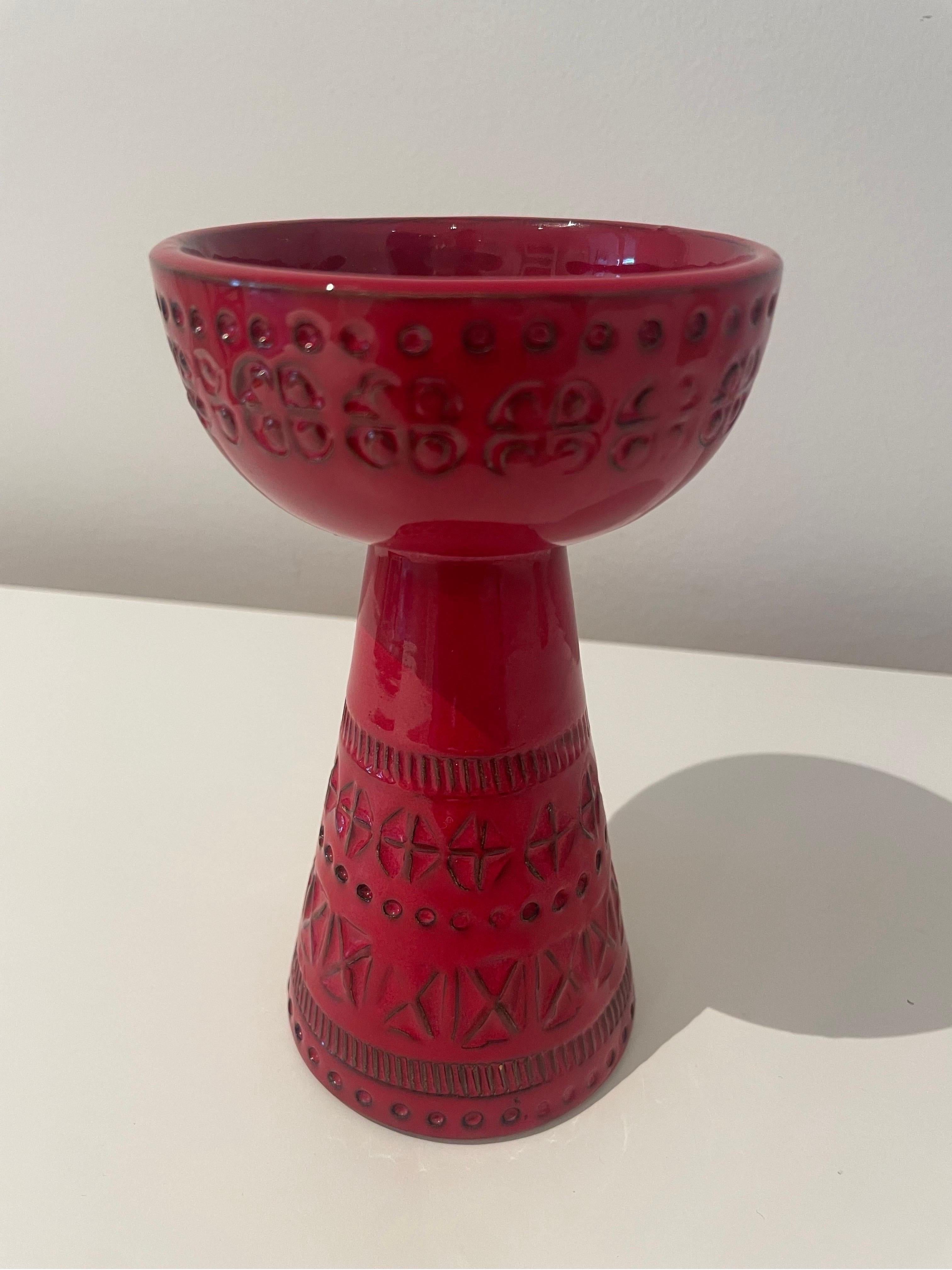 Superbe bougeoir/vase en céramique de Bitossi. Magnifique glaçure rouge composée de plusieurs couches de glaçure de tons différents et de motifs sculptés à la main qui créent une belle structure irrégulière.