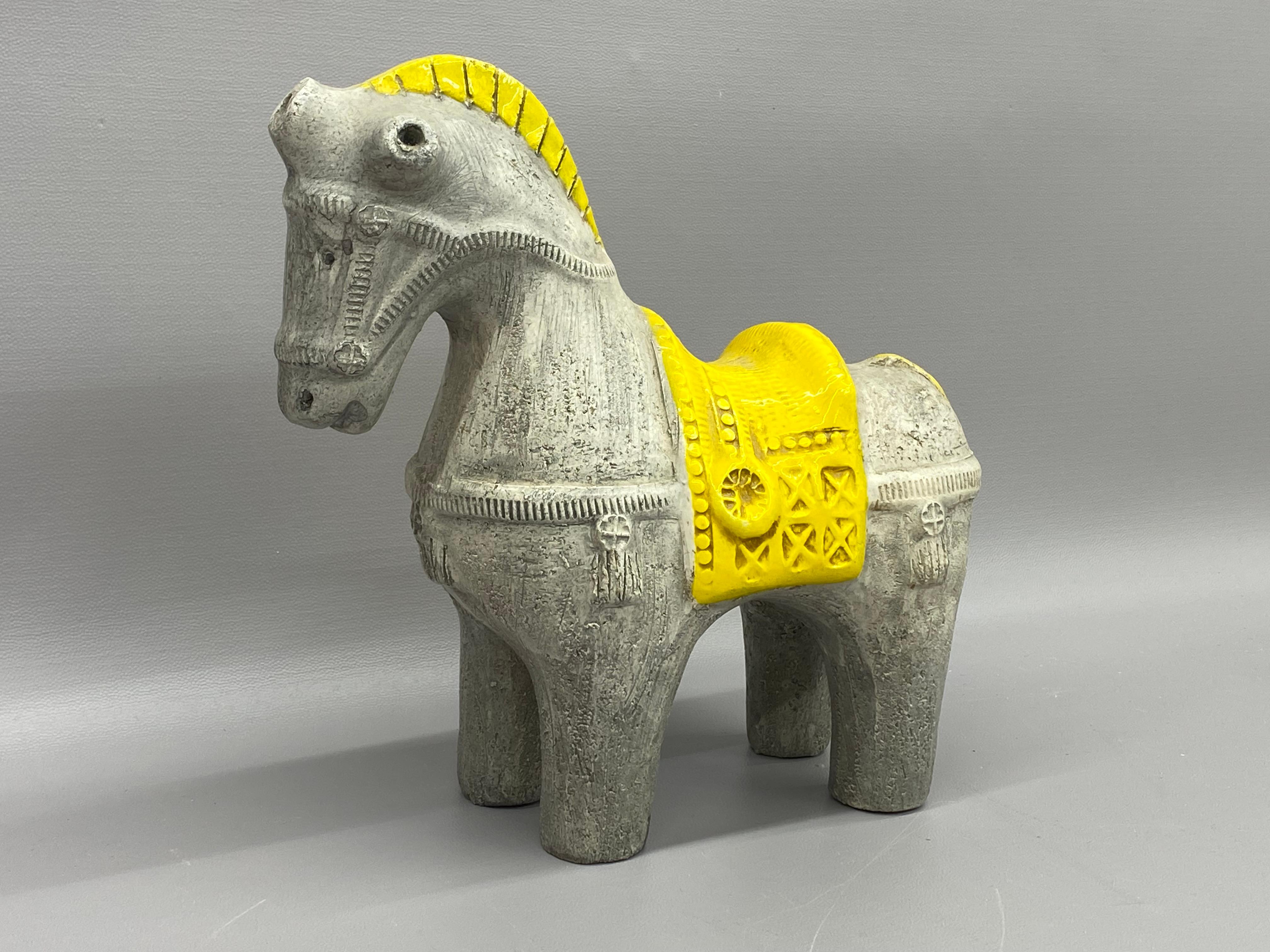 Un ottimo esempio di cavallo in ceramica di Aldo Londi (1911-2003) per Bitossi Ceramiche. Smaltato in giallo e grigio opaco con una superficie molto strutturata e una qualità rustica presente in tutte le sue ceramiche. Circa 1960-1970. Guido Bitossi