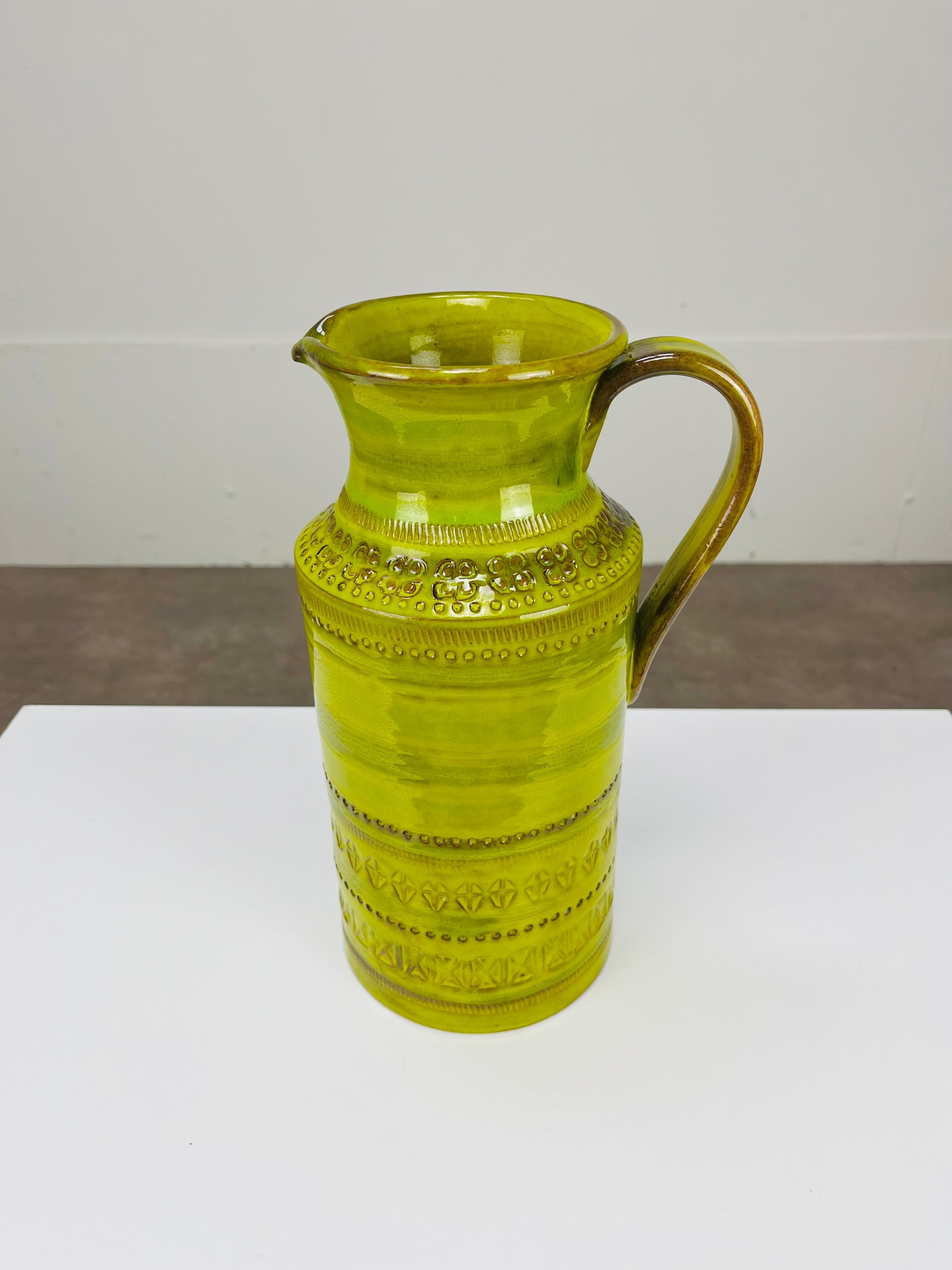 Grande vaso verde di Aldo Londi per Bitossi, a forma di brocca. È in perfette condizioni, questo colore verde chiaro e questa taglia non sono usuali. È firmato 