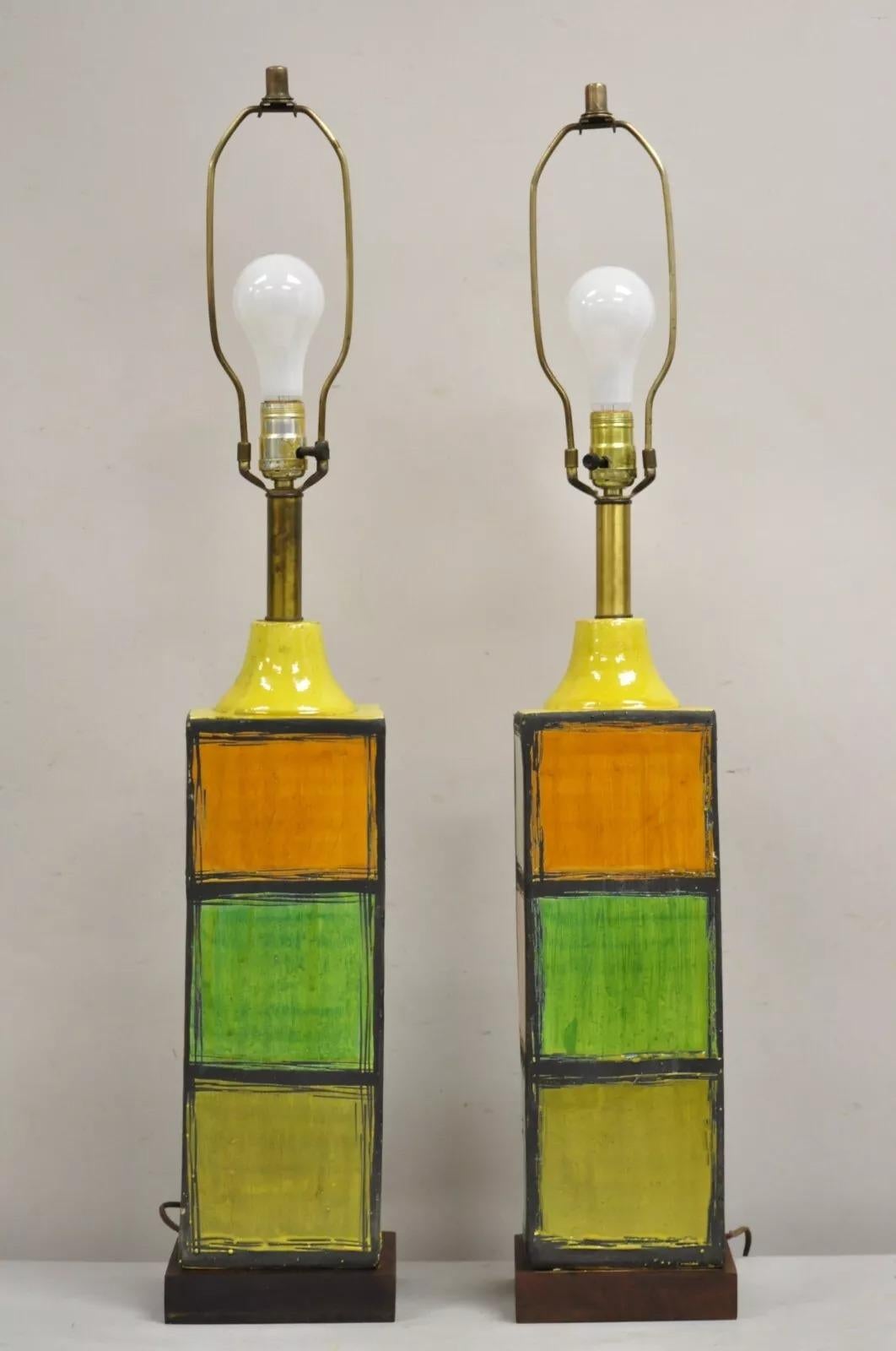 Vintage Aldo Londi für Bitossi Italienische Mid Century Modern Keramische Vase (Gelb, Orange, Grün) Tischlampen auf Nussbaum Basen - ein Paar. Die Corde kommt wie abgebildet an der Seite heraus. Circa Mitte des 20. Jahrhunderts. Abmessungen: 35,5