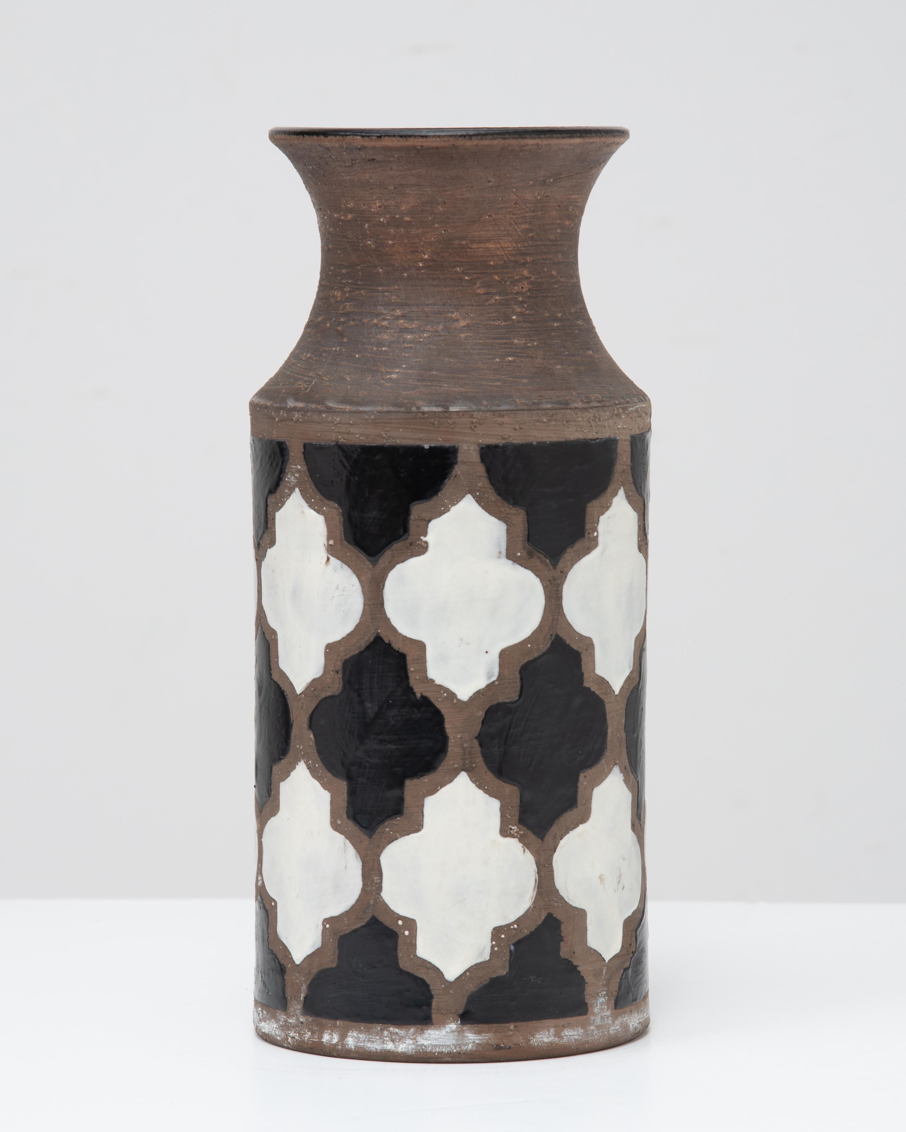A wonderful Aldo Londi for Bitossi harlequin 8571B series ceramic vase. A black and off white pattern on an umber to burnt umber bisque body.