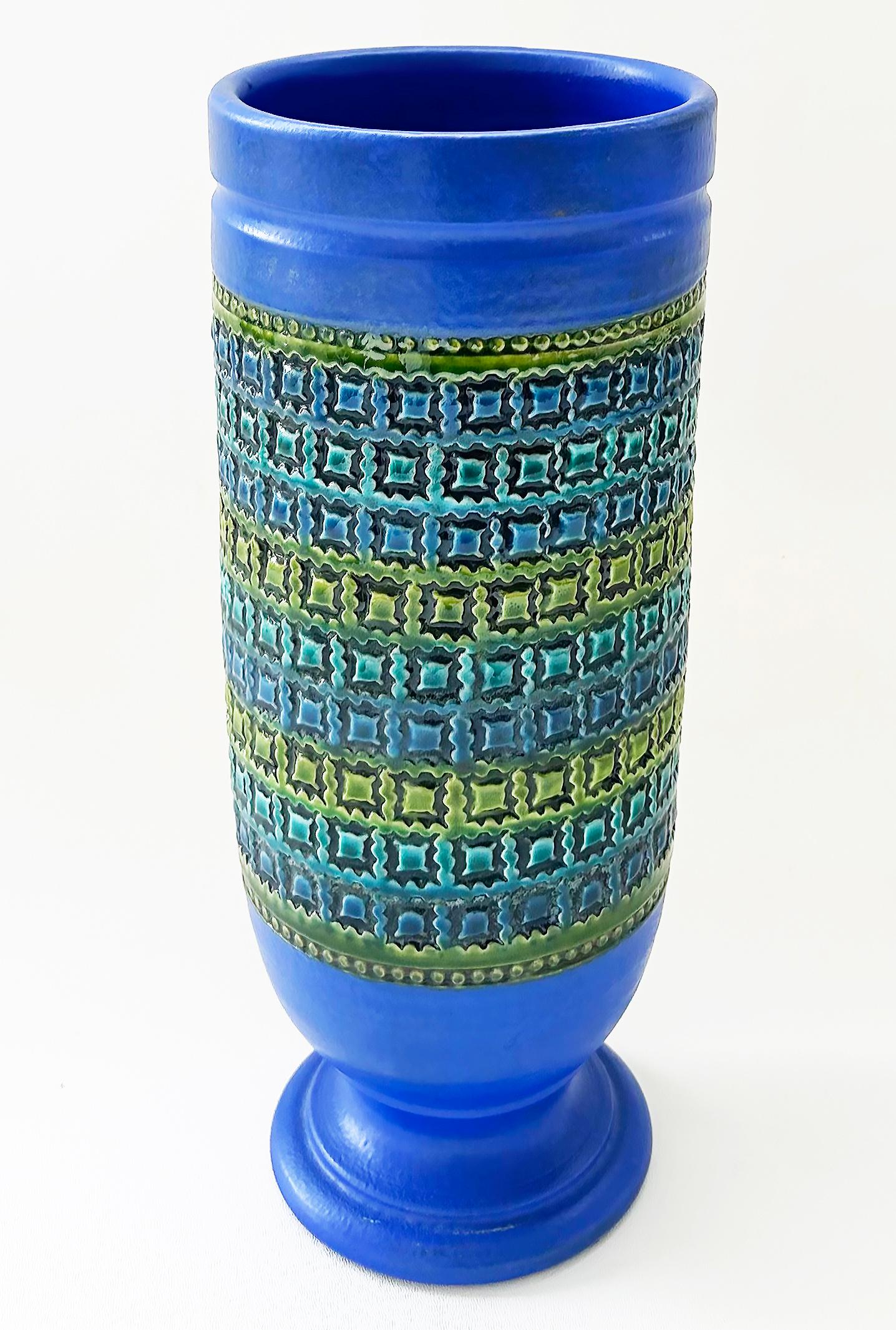 Aldo Londi Bitossi Vase en céramique émaillée du milieu du siècle, marqué

Nous proposons à la vente un vase italien en céramique émaillée bleue et verte attribué à Aldo Londi pour Bitossi.  Le vase est marqué Italie sur la base, comme indiqué. La
