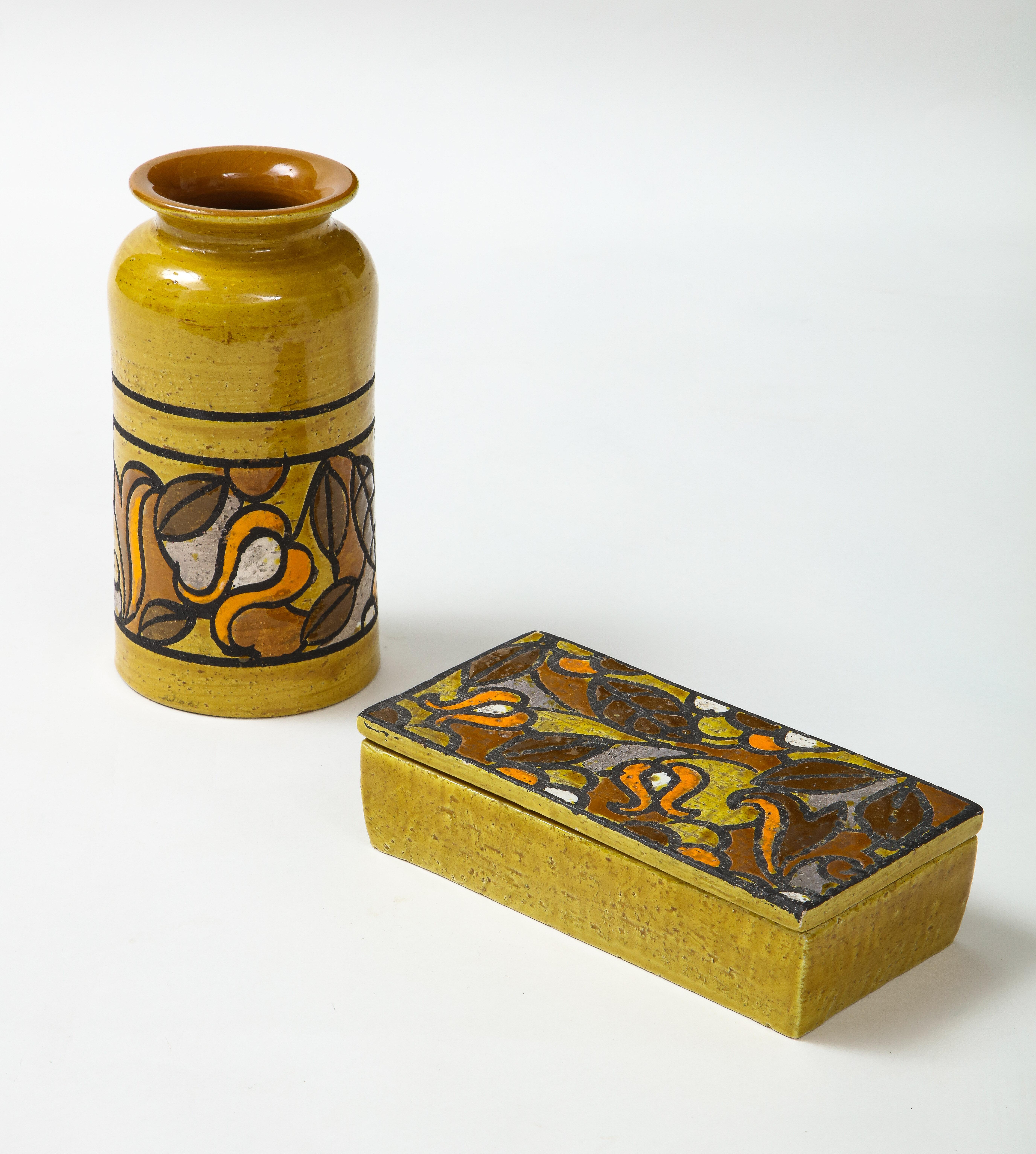Vase et boîte décorés à la main par Aldo Londi pour Bitossi. Un fond ocre sert de toile de fond au motif floral stylisé et coloré. Signé/étiqueté Vendu comme un ensemble.

Le vase mesure 8 x 4,25 
La boîte mesure 8 x 4 x 2.