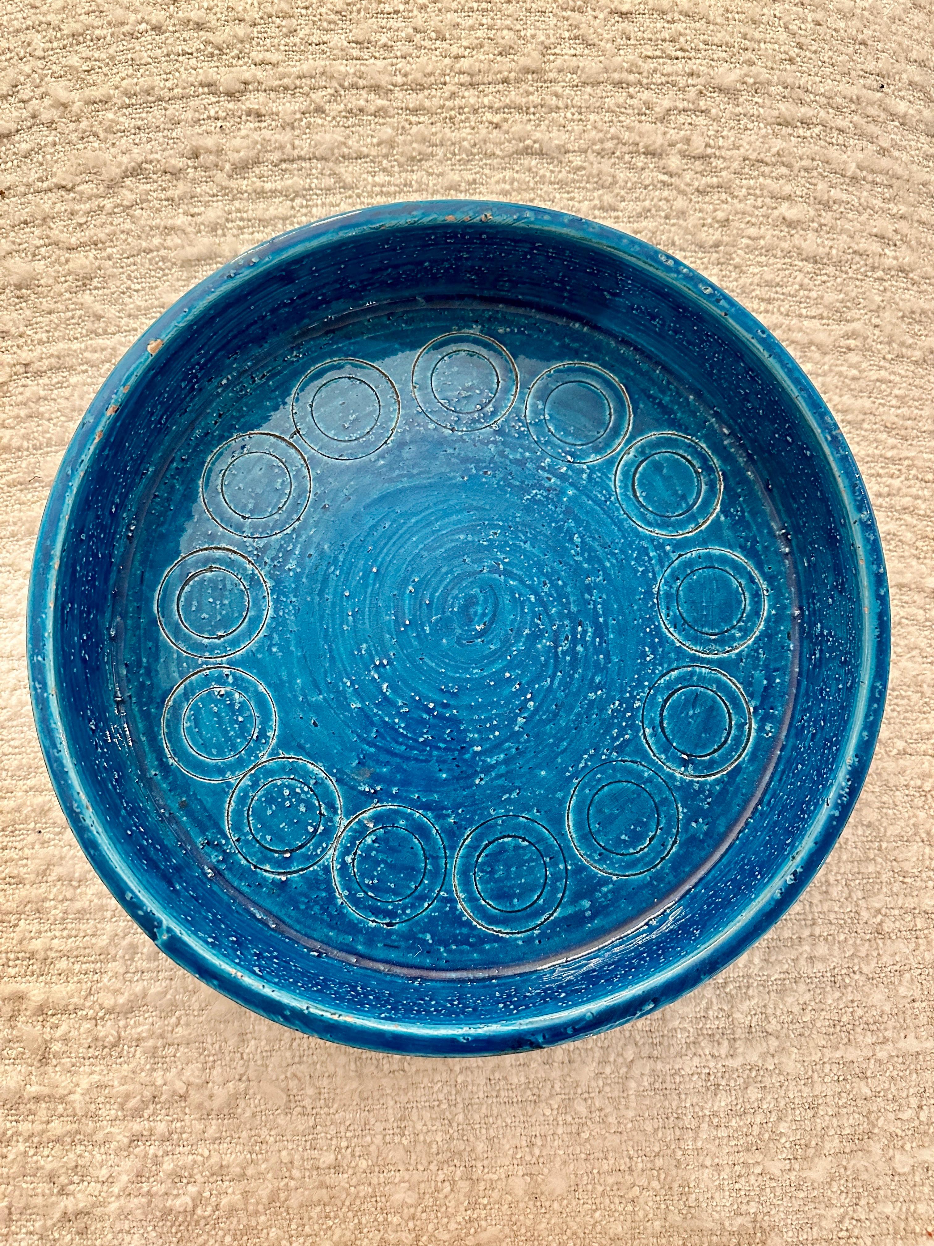 Vintage By Bitossi Aldo Londi bol en céramique émaillée.  Magnifique bol rond ou vide-poche en céramique émaillée bleue (Rimini Blu), conçu par Aldo Londi et fabriqué par Bitossi.  Fabriqué à la main en Italie avec un design géométrique sculpté à la
