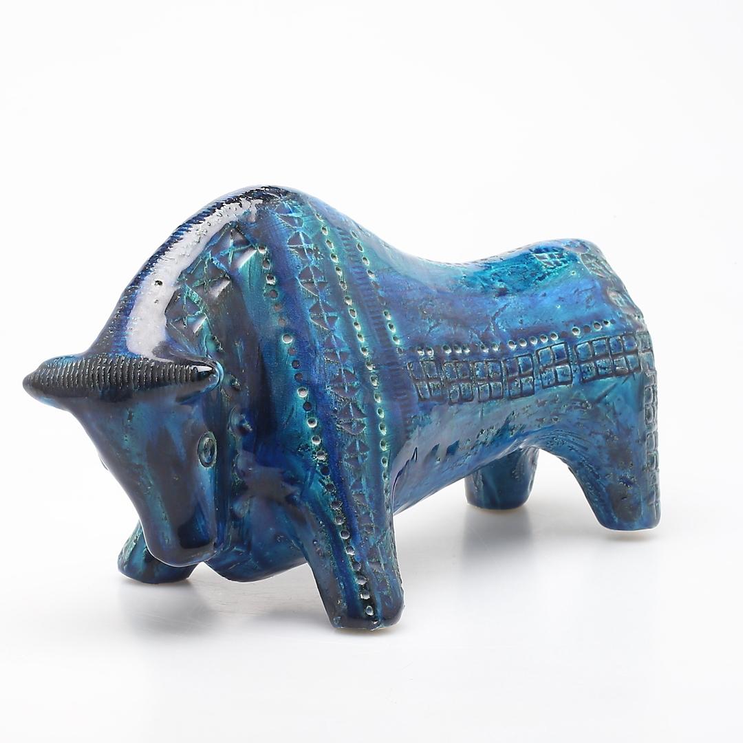 Toro decorativo de mediados de siglo Rimini azul esmaltado . Diseñado por Aldo Londi, fabricado por Bitossi Ceramiche / Italia en la década de 1960. 
Hecha a mano con un diseño geométrico tallado a mano en un vibrante turquesa esmaltado y azul