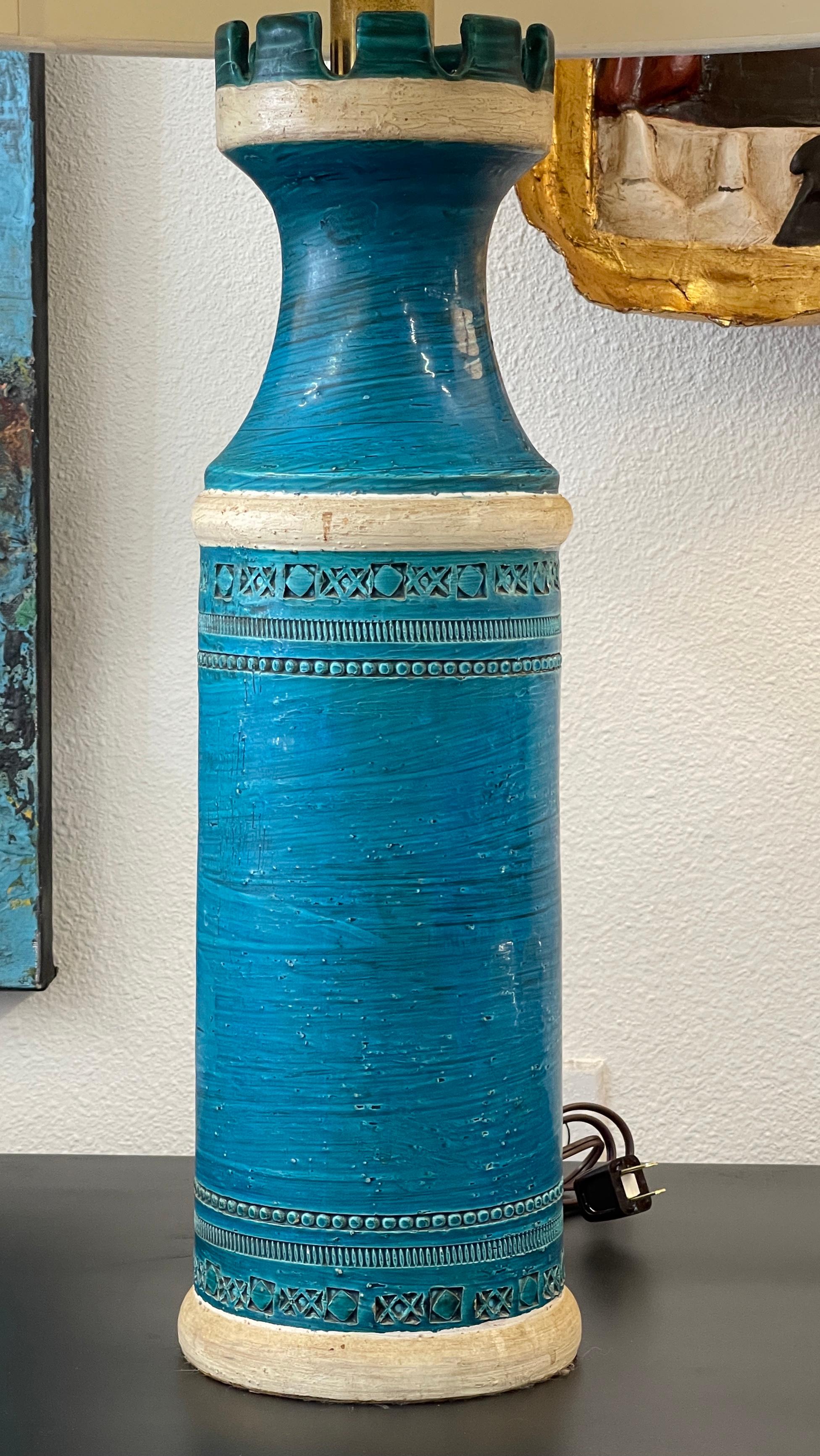 Belle grande lampe en céramique Bitossi conçue par Aldo Londi en bleu Rimini. Dessus de treillis de château inhabituel. La lampe a été recâblée et fonctionne bien. L'abat-jour peut être inclus mais il présente une certaine usure et des marques. La
