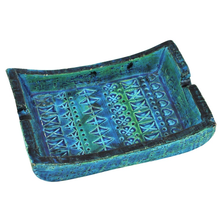 Italian handcrafted blue glazed ceramic rectangular ashtray / bowl with hand-carved geometric designs in cobalt blue and turquoise colors. The 'Rimini blu' collection was designed by Aldo Londi for Bitossi. Italy, 1960s.
Lovely to be used as bowl,