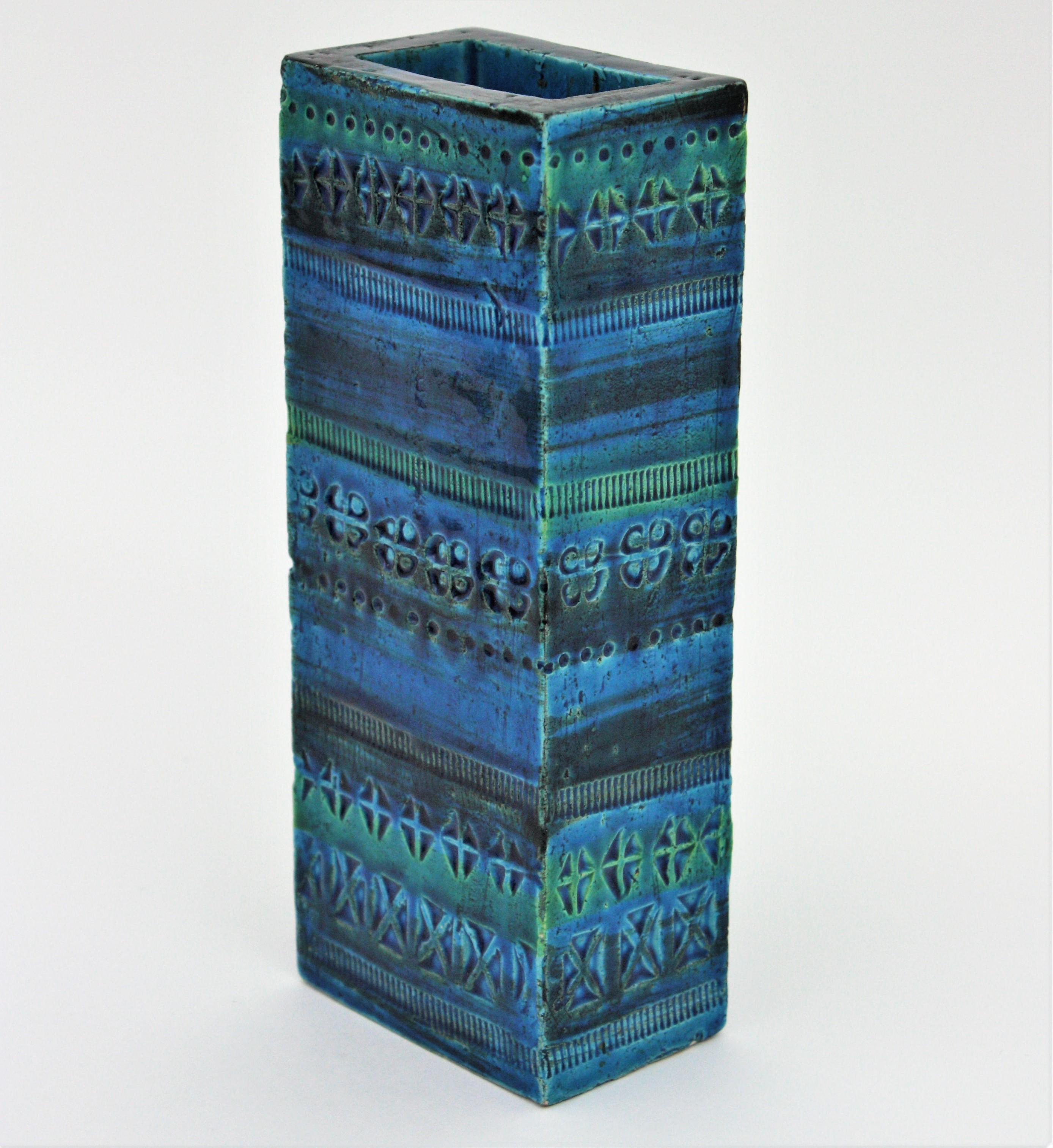 Unusual Mid-Century Modern blue glazed ceramic (Rimini Blu) rectangular vase, Italy, 1950-1960s.
Designed by Aldo Londi and manufactured by Bitossi. Handcrafted in Italy with hand carved geometric design in a glazed vibrant turquoise and cobalt
