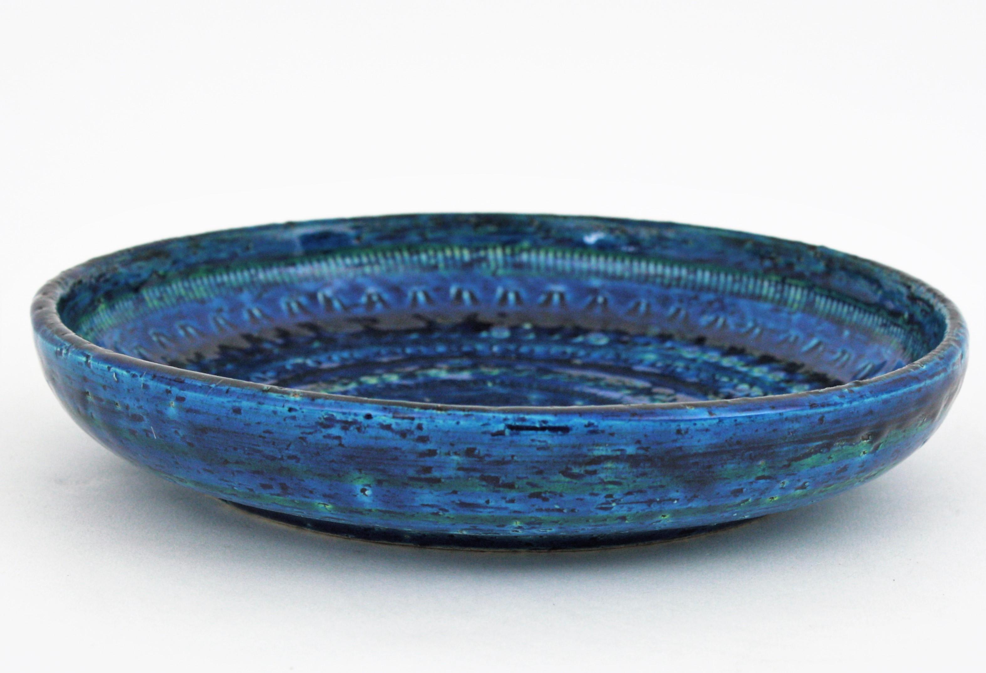 Italian midcentury Aldo Londi Bitossi Rimini blue glazed ceramic round plate or bowl, Italy, 1950-1960s.
Beautiful blue glazed (Rimini Blu) round ceramic bowl or vide-poche designed by Aldo Londi and manufactured by Bitossi.
Handcrafted in Italy