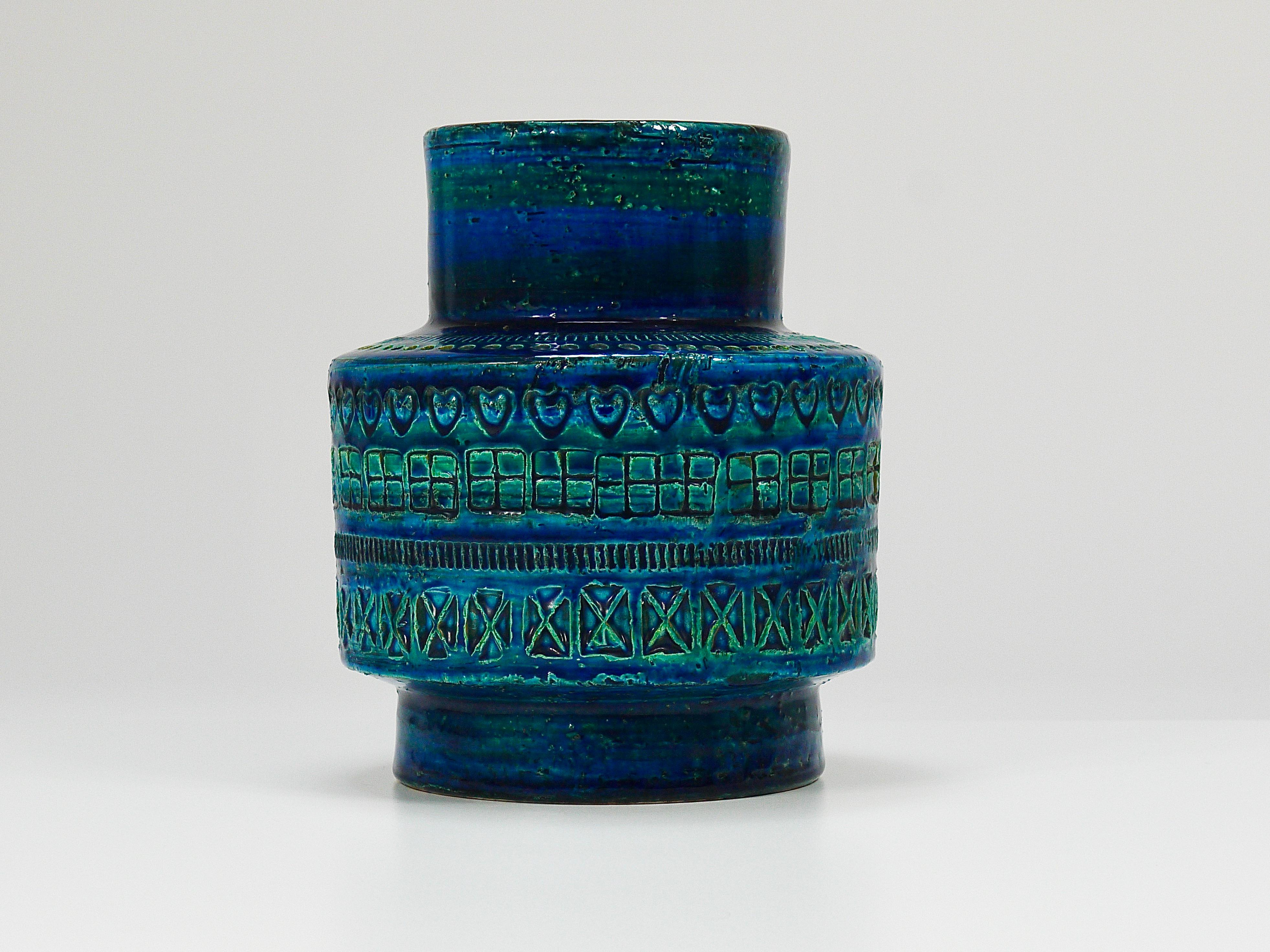 A stunning mid-century cylindrical 'Rimini Blu' glazed terracotta art pottery vase, designed by Aldo Londi and crafted by Bitossi Ceramiche in Italy during the 1950s. This handcrafted piece features intricate hand-carved geometric patterns finished