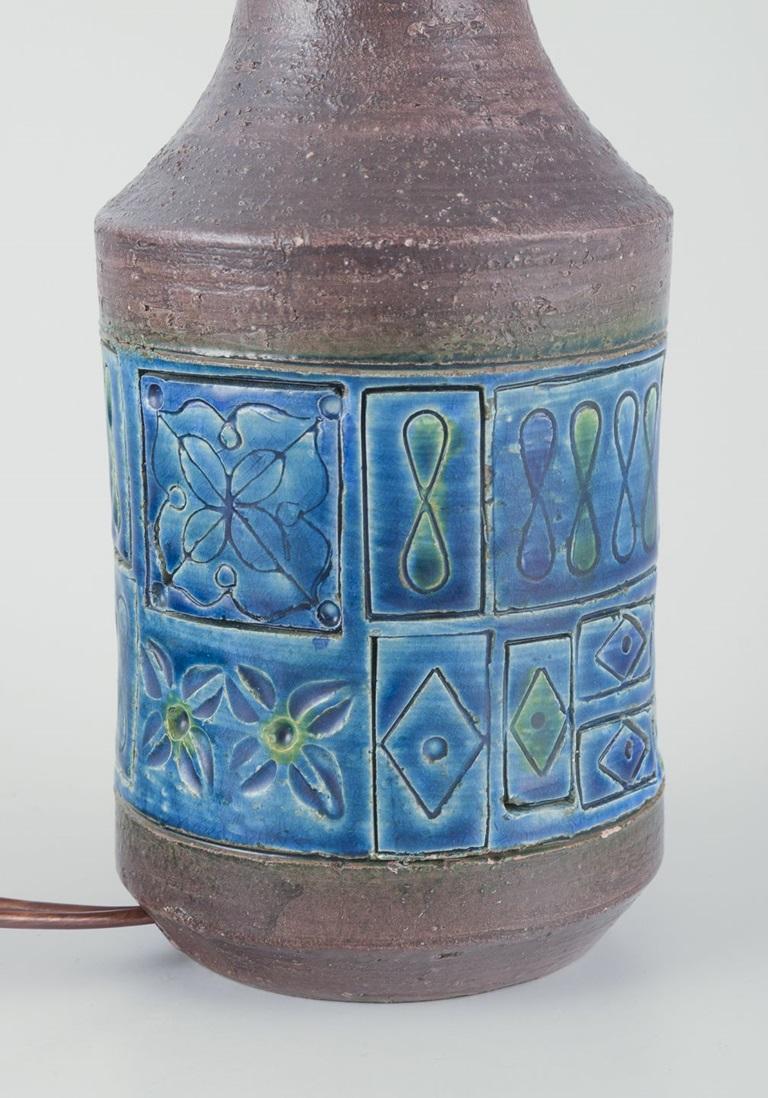 italien Aldo Londi, Bitossi. Petite lampe de table en céramique émaillée avec motif géométrique. en vente