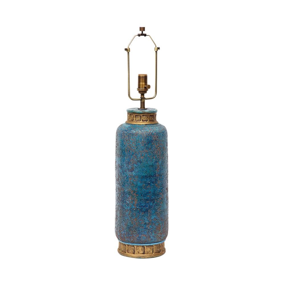 Aldo Londi Bitossi Lampe de table, céramique, bleu, or, chinois, signée. Lampe de grande taille avec un corps cylindrique texturé en bleu et agrémenté de bandes émaillées en or au niveau du sommet pincé et de la base effilée. Un exemple rare de la
