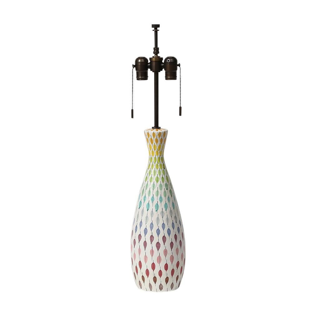 Lámpara de mesa Aldo Londi Bitossi, cerámica, multicolor, piume, firmada. Lámpara de gres cónico de escala media con decoración de plumas esmaltadas sobre blanco. Los colores de la pluma van del naranja, amarillo, verde, azul cerceta, gris, azul