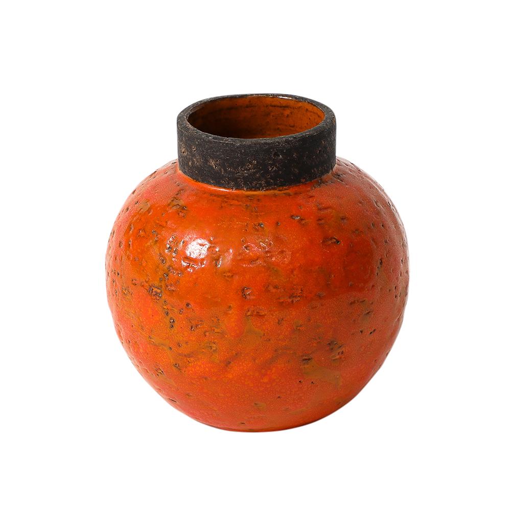 Jarrón Aldo Londi para Bitossi, cerámica, naranja, marrón, firmado. Pequeño jarrón en forma de bola con cuerpo esmaltado en naranja y cuello de arcilla cruda. Firmado en la parte inferior de la base: 4208 B Italia.