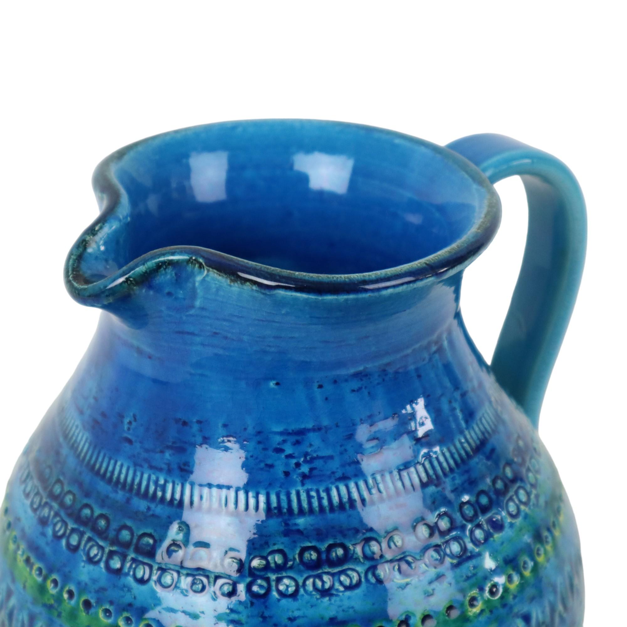 Splendido vaso di metà secolo in ceramica blu smaltata a crepe. Questo fantastico articolo è stato disegnato da Aldo Londi per Bitossi, in Italia, alla fine degli anni '50 e all'inizio degli anni '60. Marcato Sardartis Castelsardo sul fondo.

Questo