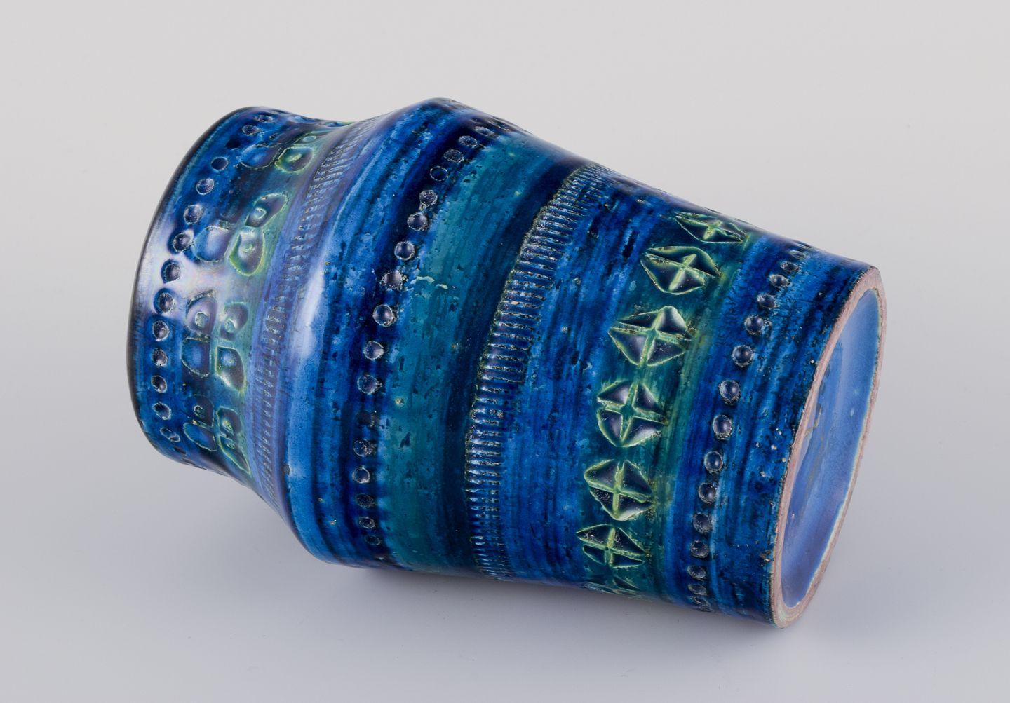 italien Aldo Londi, Bitossi. Vase en céramique émaillée bleu Rimini avec motif géométrique. en vente