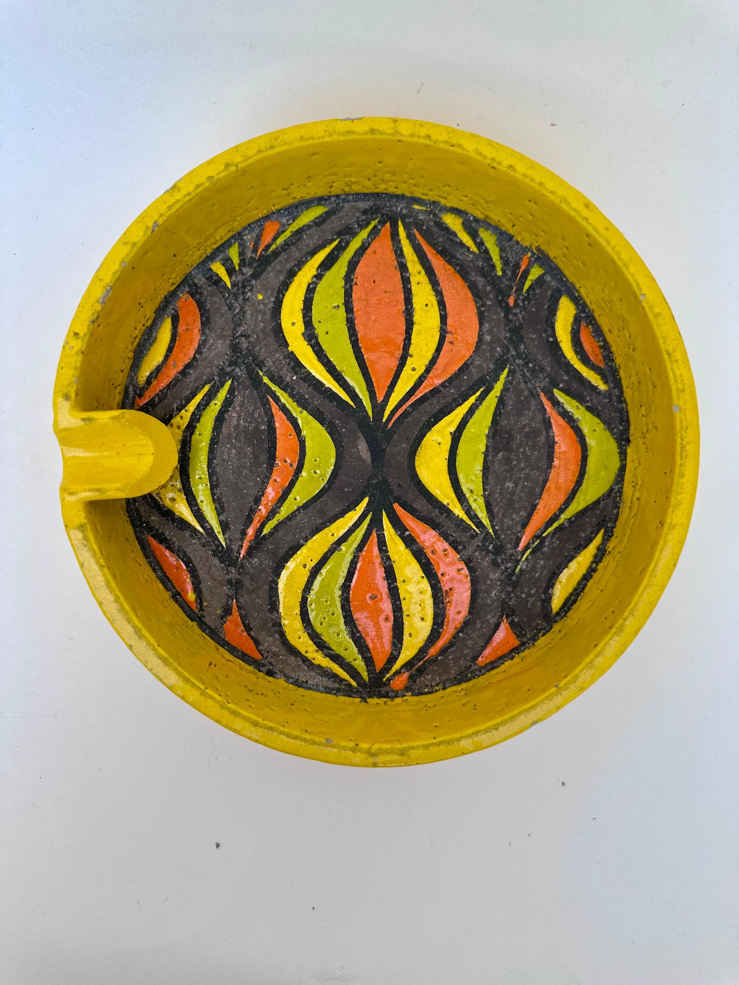 Le cendrier Aldo Londi Bitossi Yellow Onion est une pièce de poterie italienne magnifiquement travaillée, produite en Italie par Rosenthal Netter. Ce cendrier original présente une couleur jaune vibrante et est fabriqué en argile selon des
