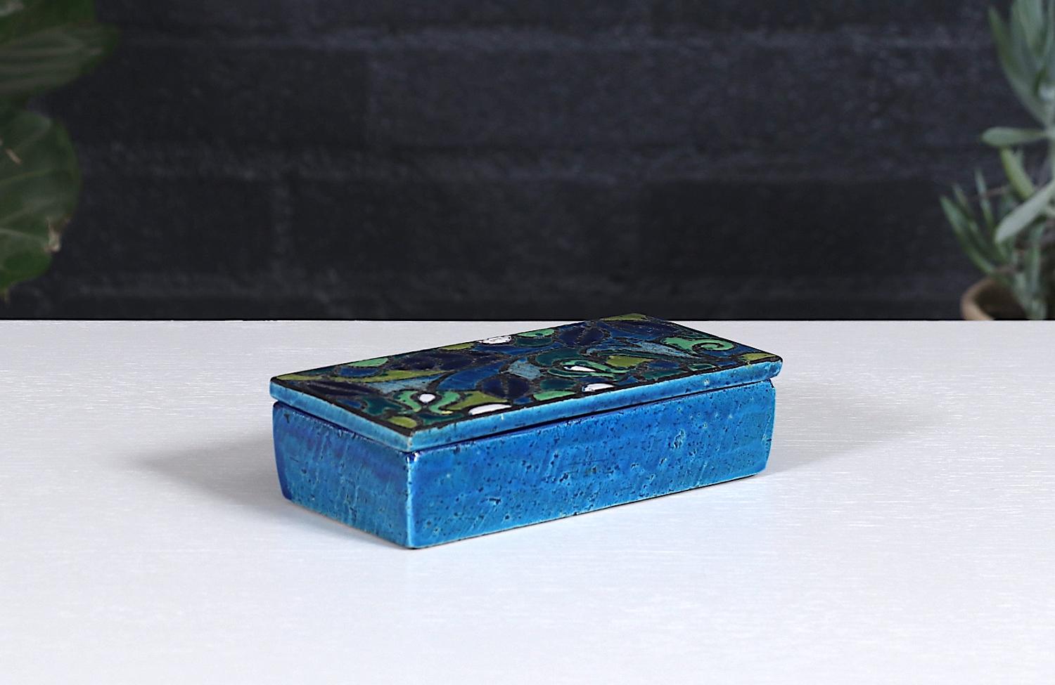 Manufacturer:
Bitossi for Rosenthal Netter

This exquisite Mid-Century Modern glazed ceramic box was designed by Aldo Londi for Bitossi and imported by Rosenthal Netter during the 1960s. Showcasing Londi’s signature deep blue and green color