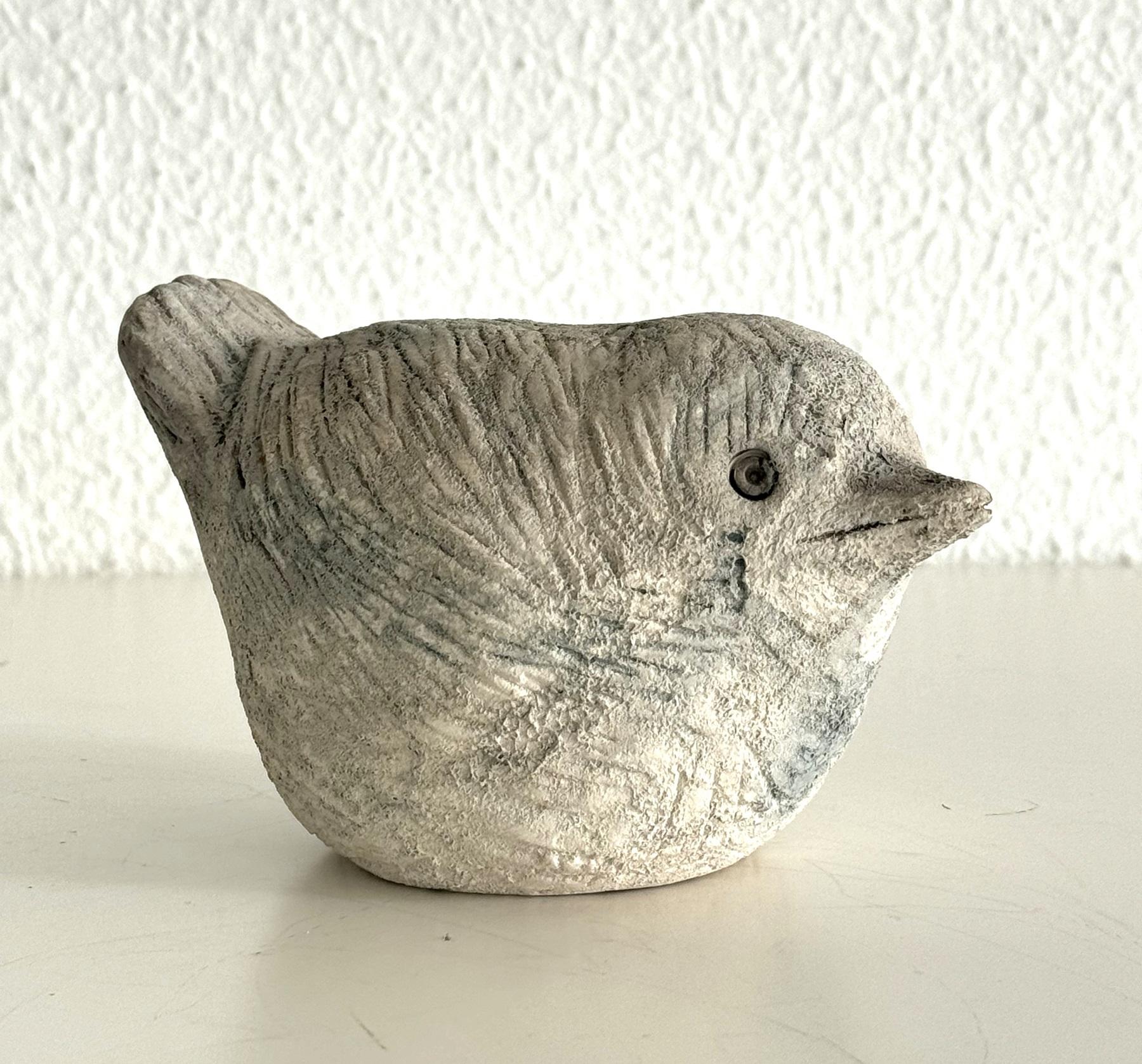Un bellissimo uccello in ceramica grezza con finitura 