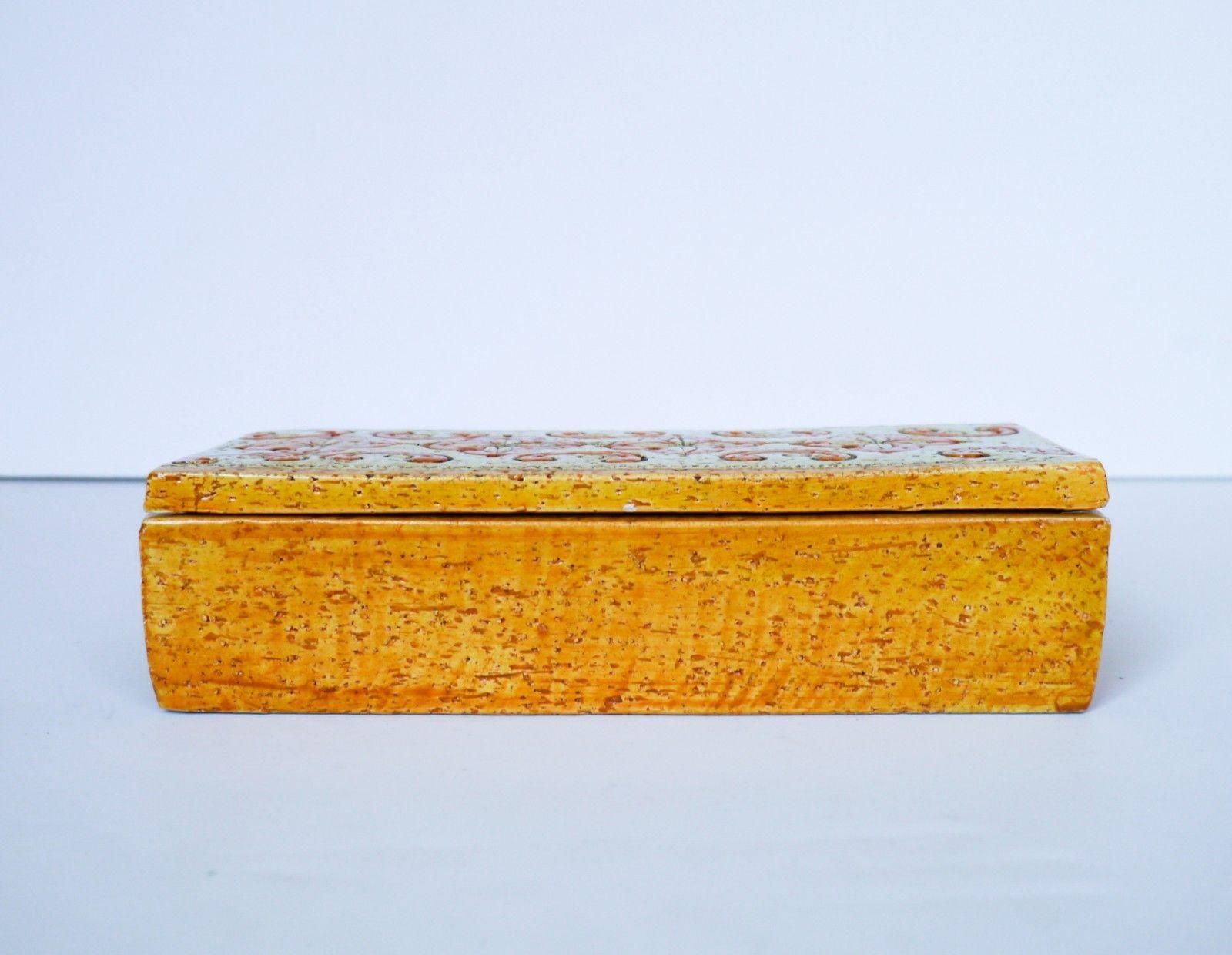 Beautiful Italian ceramic box by Aldo Londi. Yellow and orange box with decorative design. Good vintage condition.

10 more ceramic boxes available in separate listings.