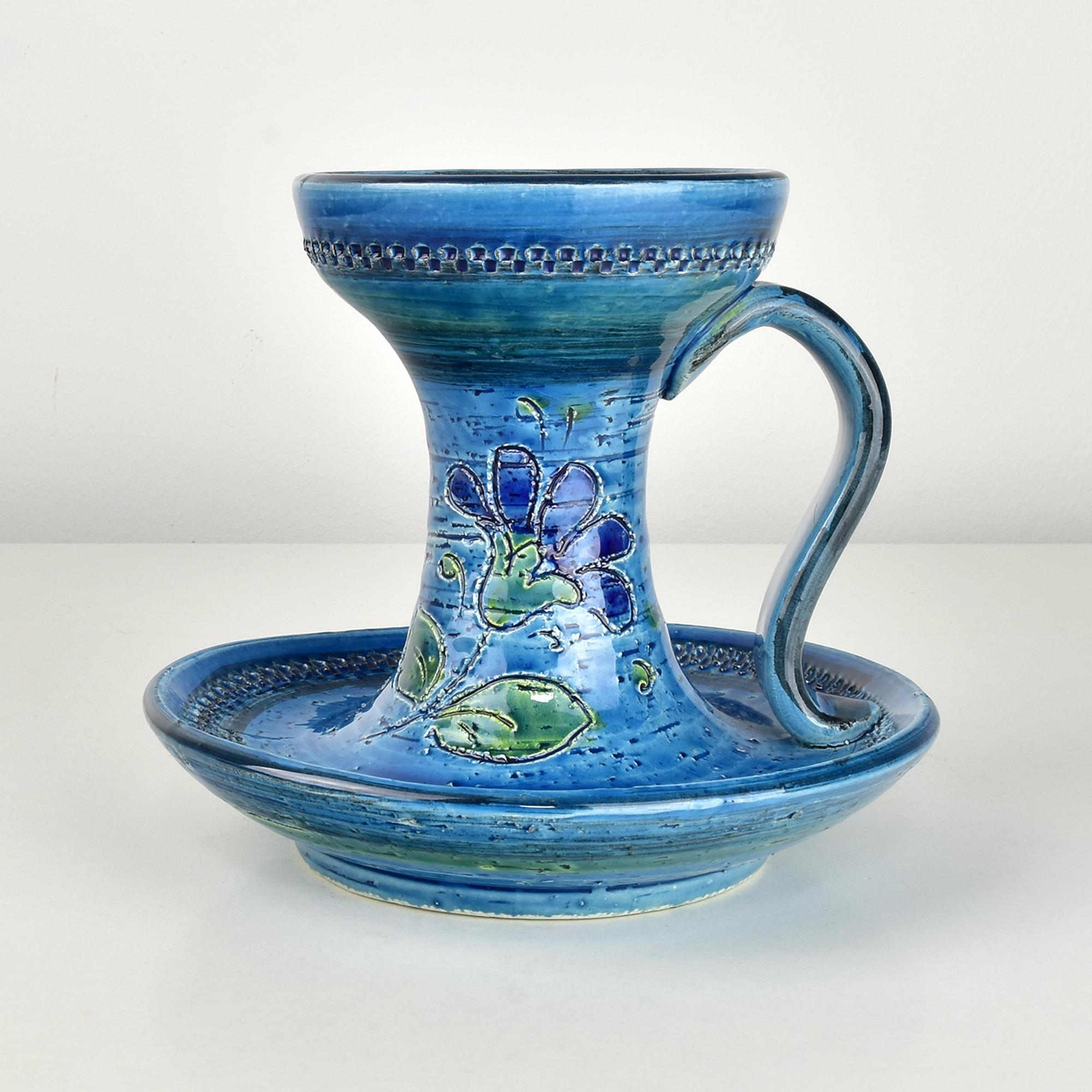 Questo squisito portacandele Bitossi incarna lo spirito vibrante delle ceramiche italiane della metà del XX secolo, in particolare dell'iconica collezione Rimini Blu disegnata da Aldo Londi. Realizzato in ceramica di alta qualità, presenta