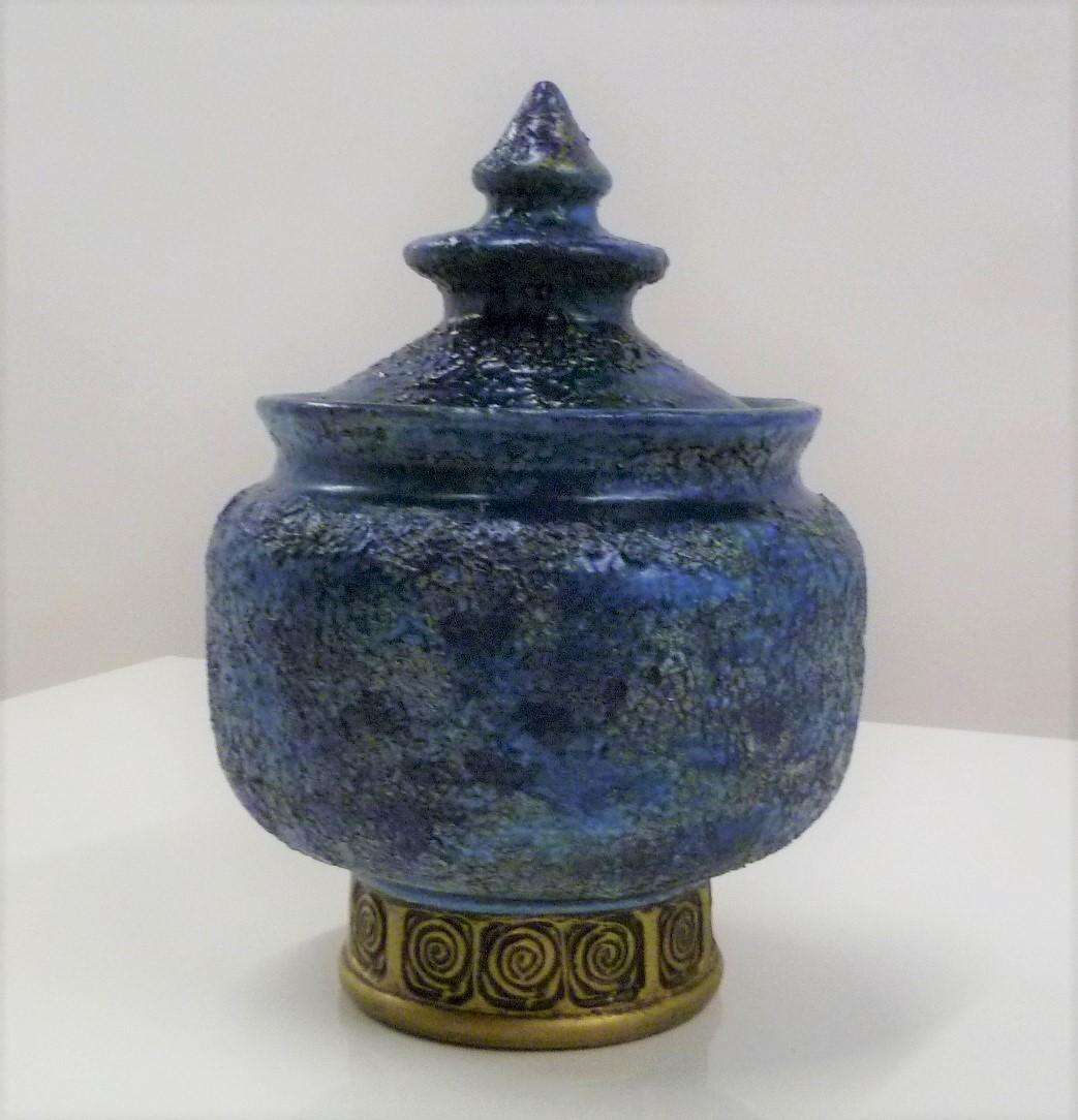 An Aldo Londi Cinese Series vessel retailed by Rosenthal Netter and produced by Italian manufacturer Bitossi. This Mid-Century Modern line of pottery vessels and figures, Cinese was produced with a textured Etruscan Salt Glaze which produced a rough