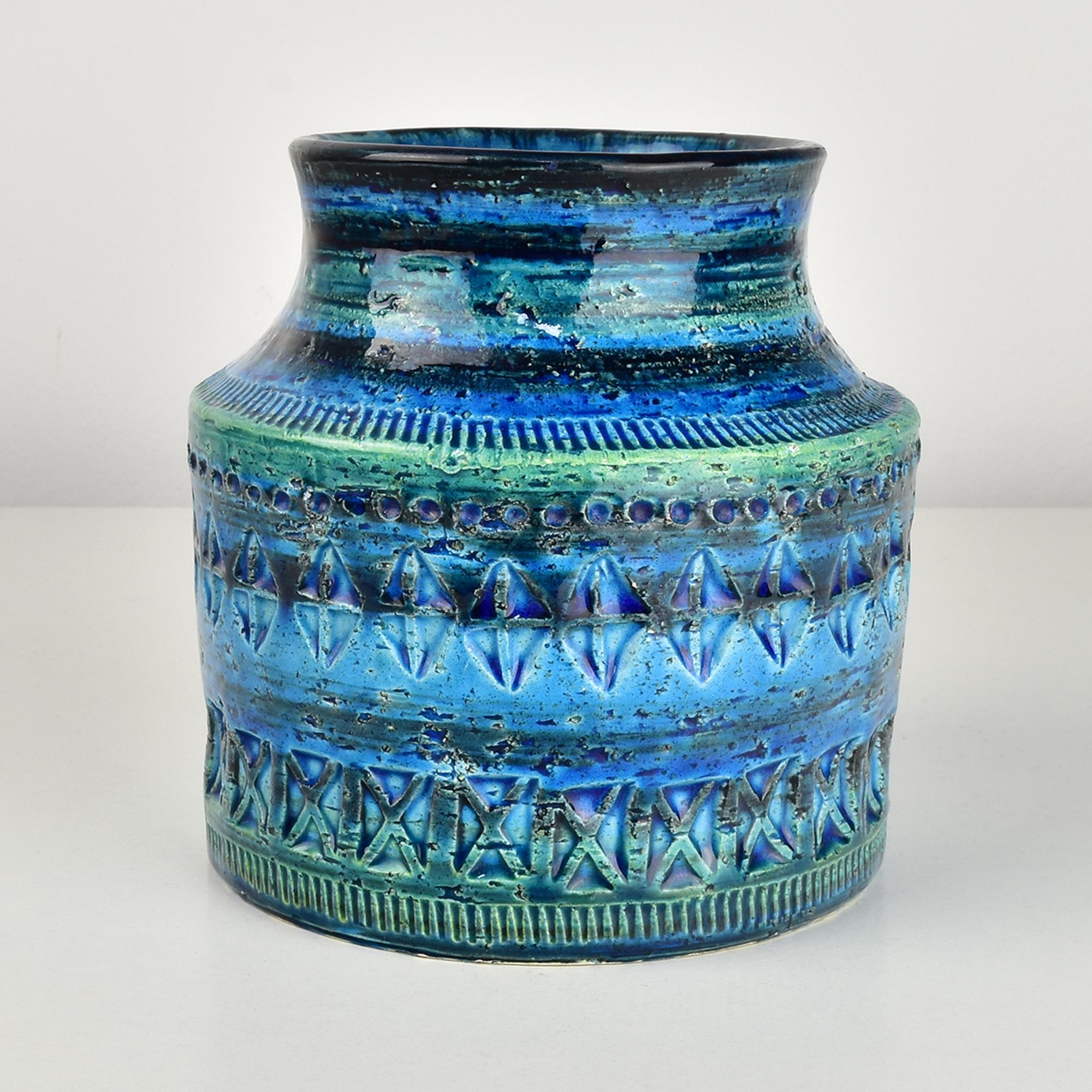 Questo vaso Bitossi è uno splendido esempio di ceramica italiana della metà del XX secolo, in particolare della rinomata collezione Rimini Blu disegnata da Aldo Londi. Realizzato in ceramica, presenta una tavolozza di colori vibranti dominati da